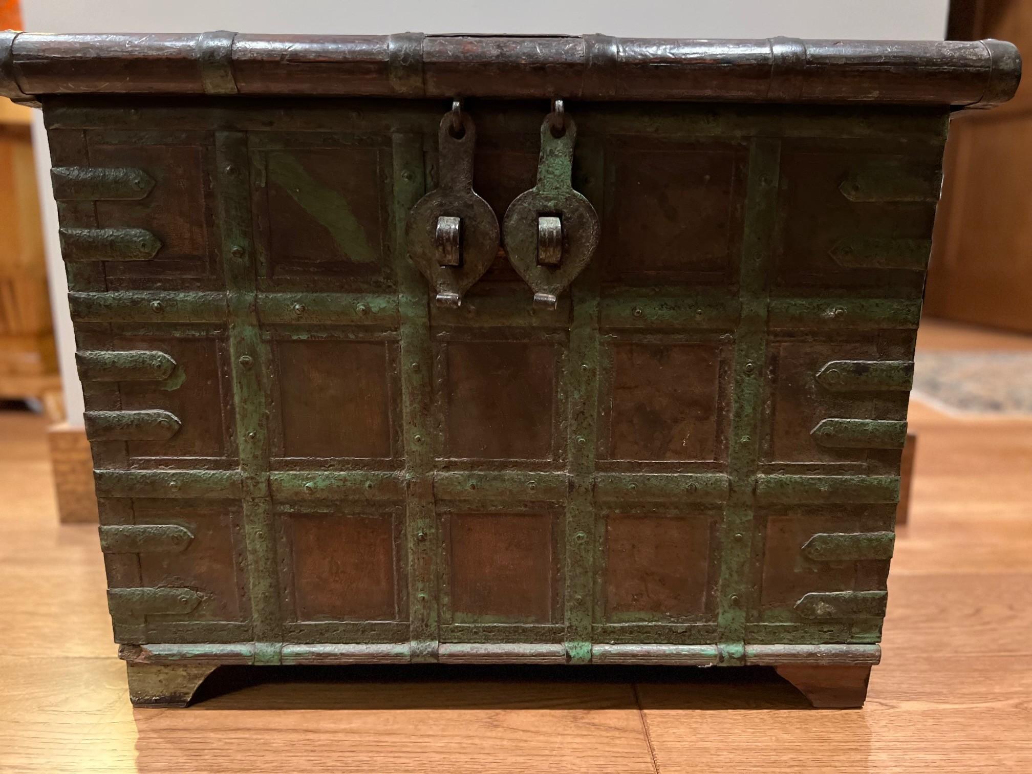 Fin C.I.C. Coffre ancien à dôme en bois et fer forgé Bon état - En vente à Morristown, NJ