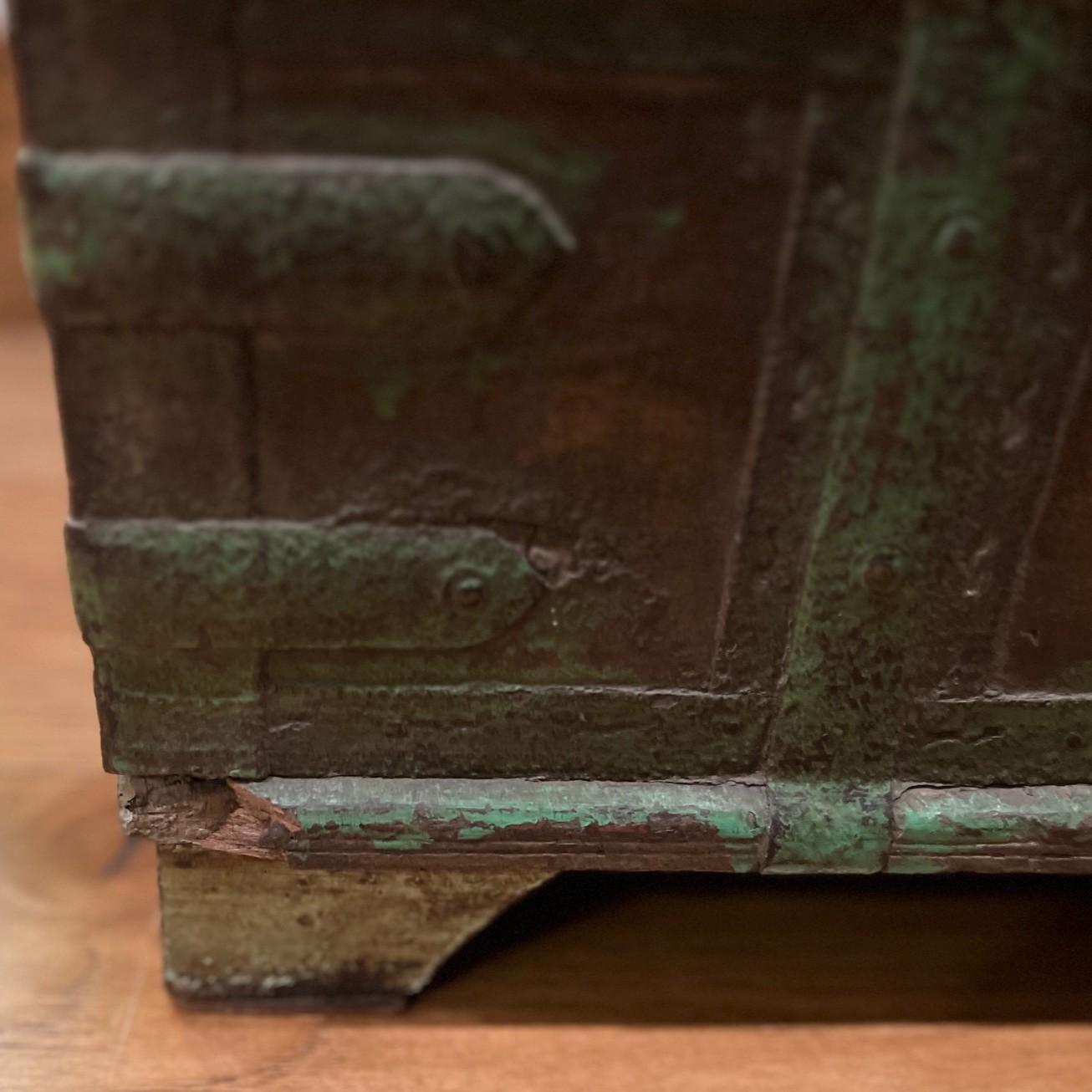 XIXe siècle Fin C.I.C. Coffre ancien à dôme en bois et fer forgé en vente