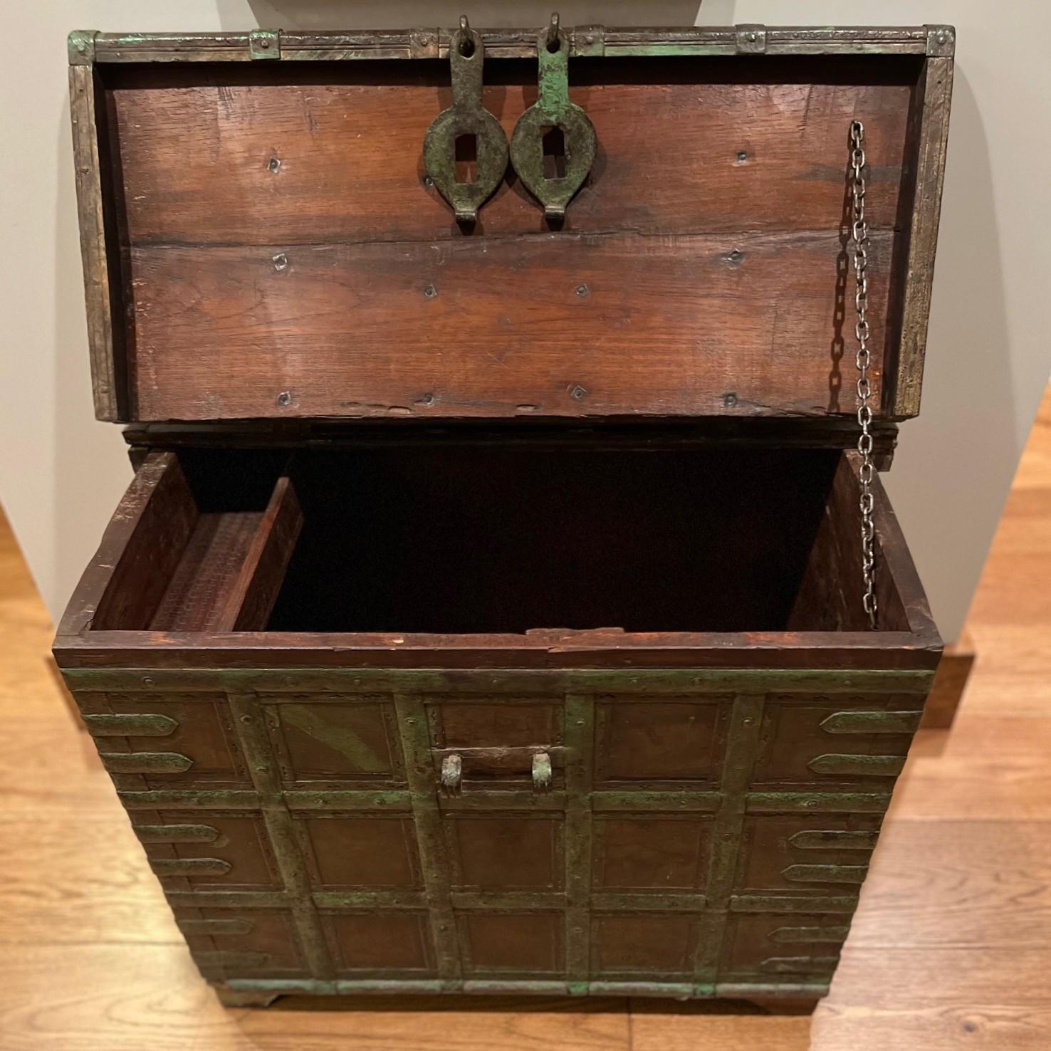 Métal Fin C.I.C. Coffre ancien à dôme en bois et fer forgé en vente