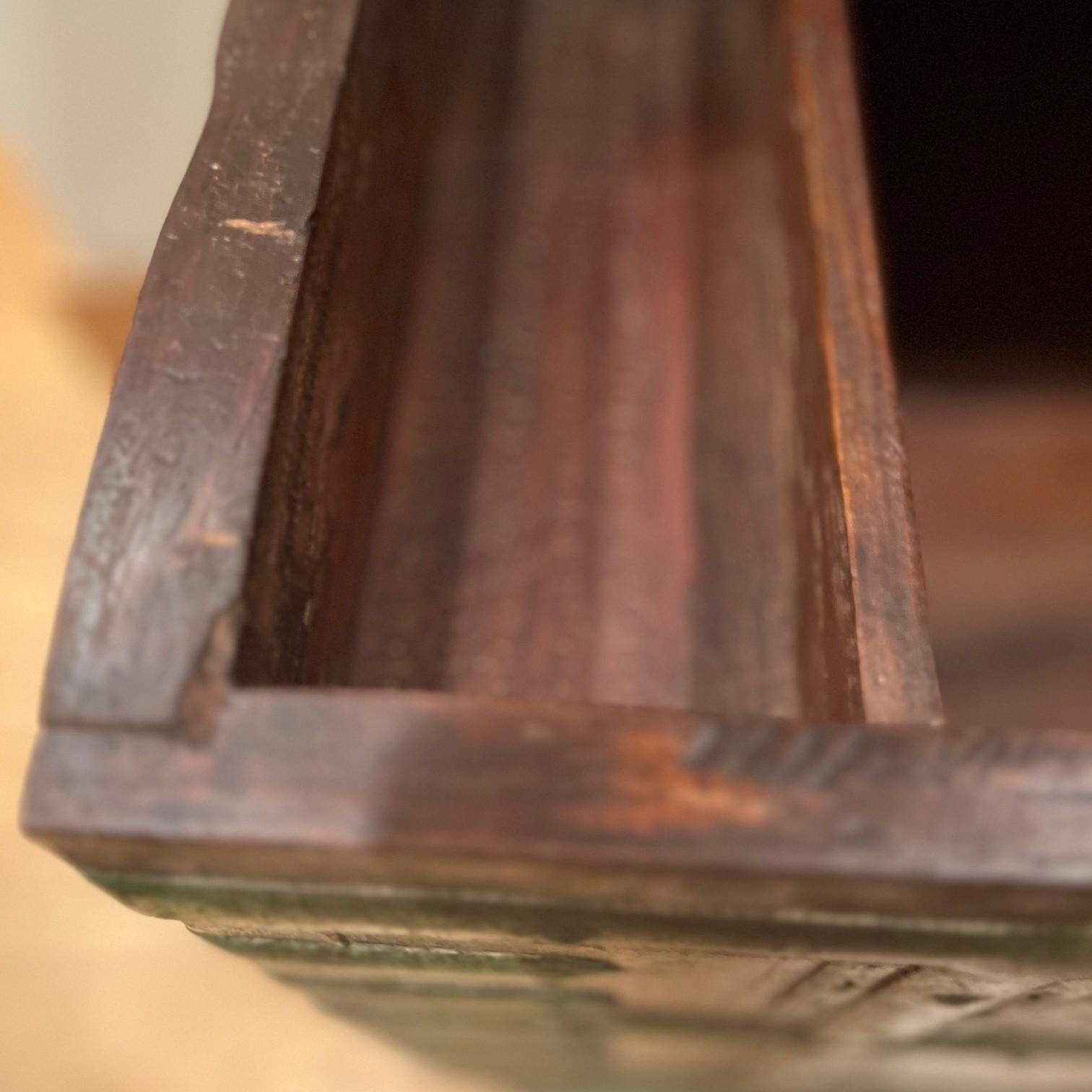 Fin C.I.C. Coffre ancien à dôme en bois et fer forgé en vente 1