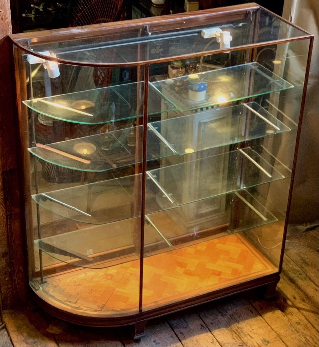 Una delle due incredibili vetrine a forma di fiocco provenienti da uno degli esclusivi negozi di moda femminile nella zona di Newbury Street a Boston, Ma. Questi armadi dal design spettacolare risalgono alla fine del XIX secolo e sono splendidamente