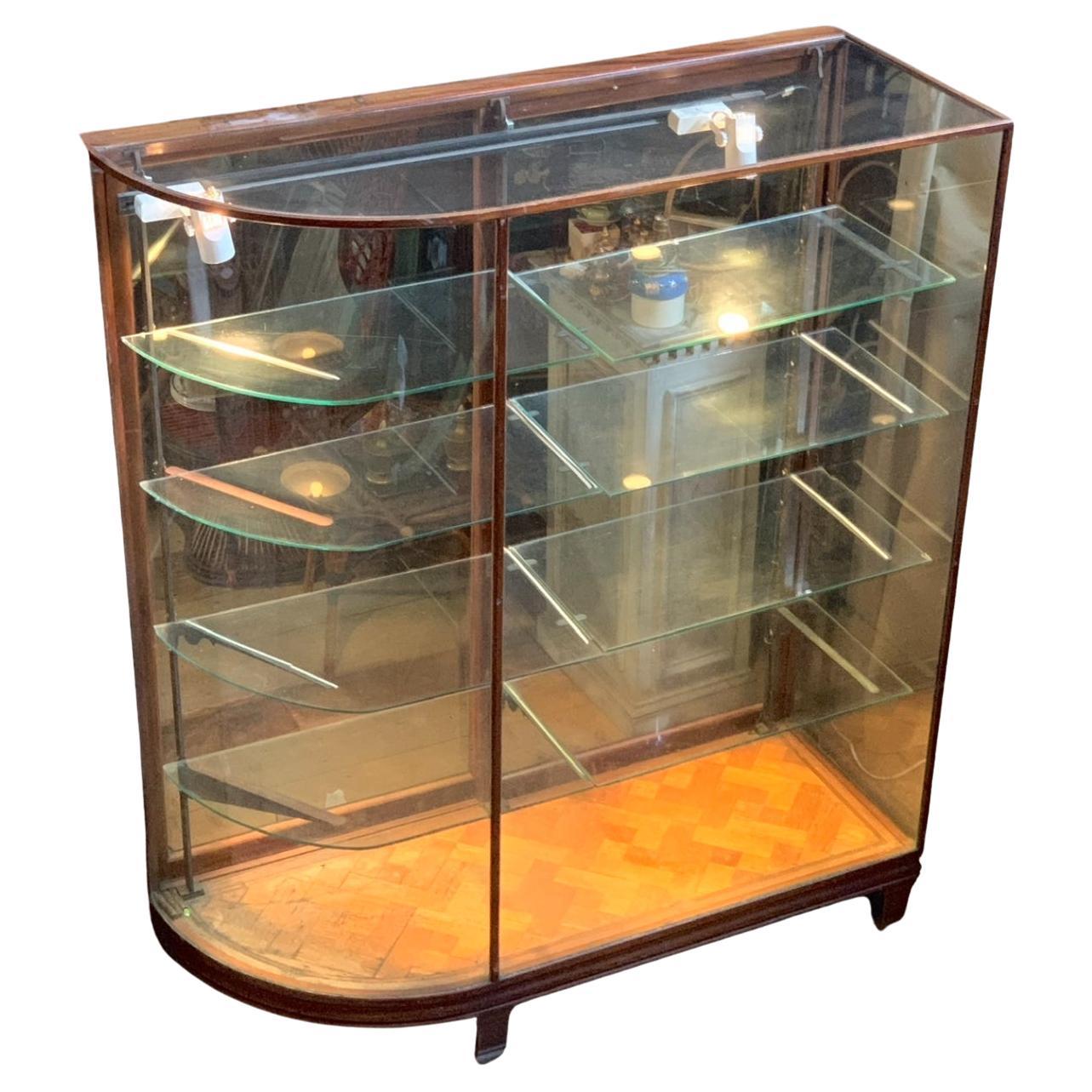 Una delle due incredibili vetrine a forma di fiocco provenienti da uno degli esclusivi negozi di moda femminile nella zona di Newbury Street a Boston, Ma. Questi armadi dal design spettacolare risalgono alla fine del XIX secolo e sono splendidamente