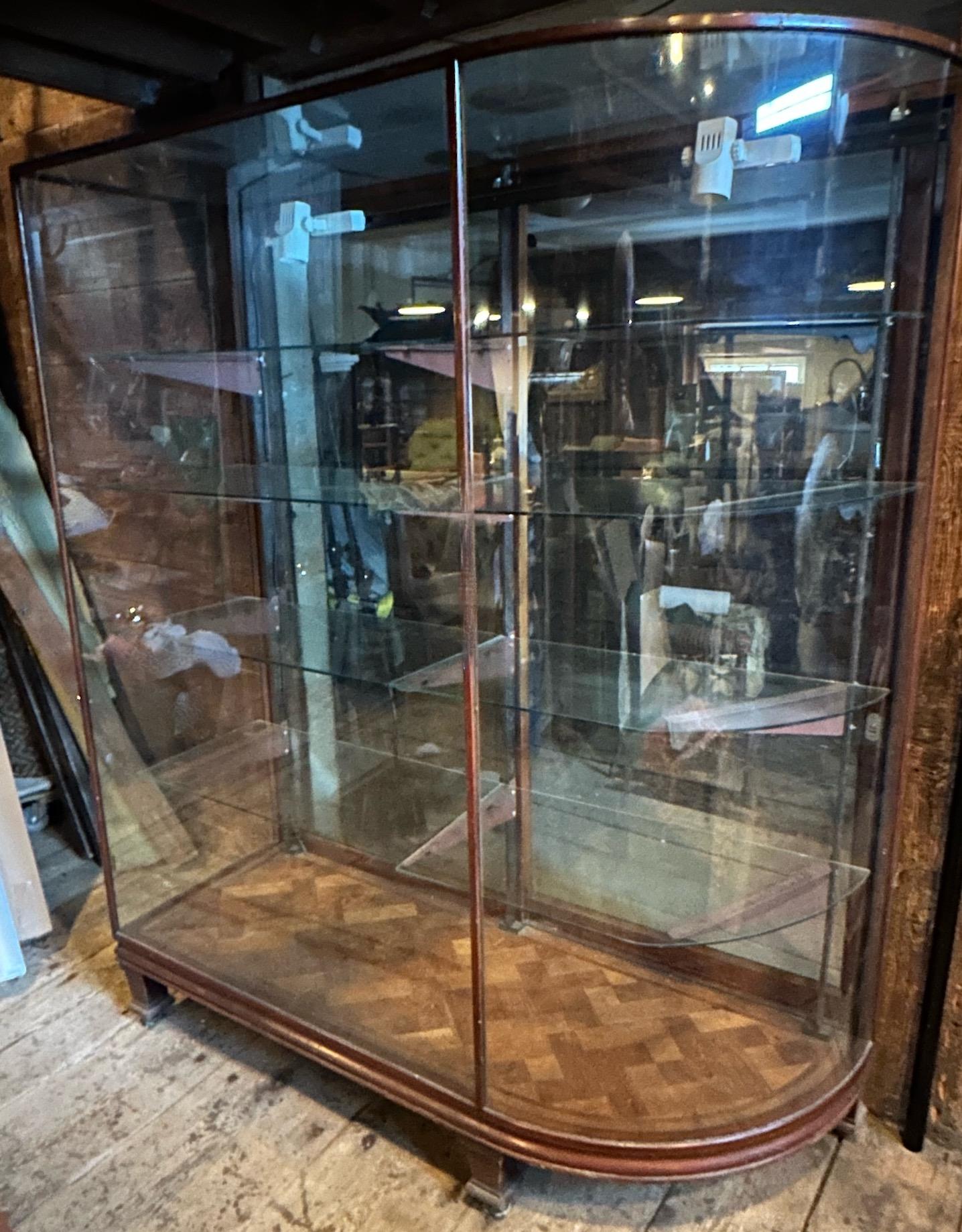 Fatto a mano Vetrinetta a forma di arco della fine del XIX secolo proveniente da un negozio di moda di lusso di Boston in vendita