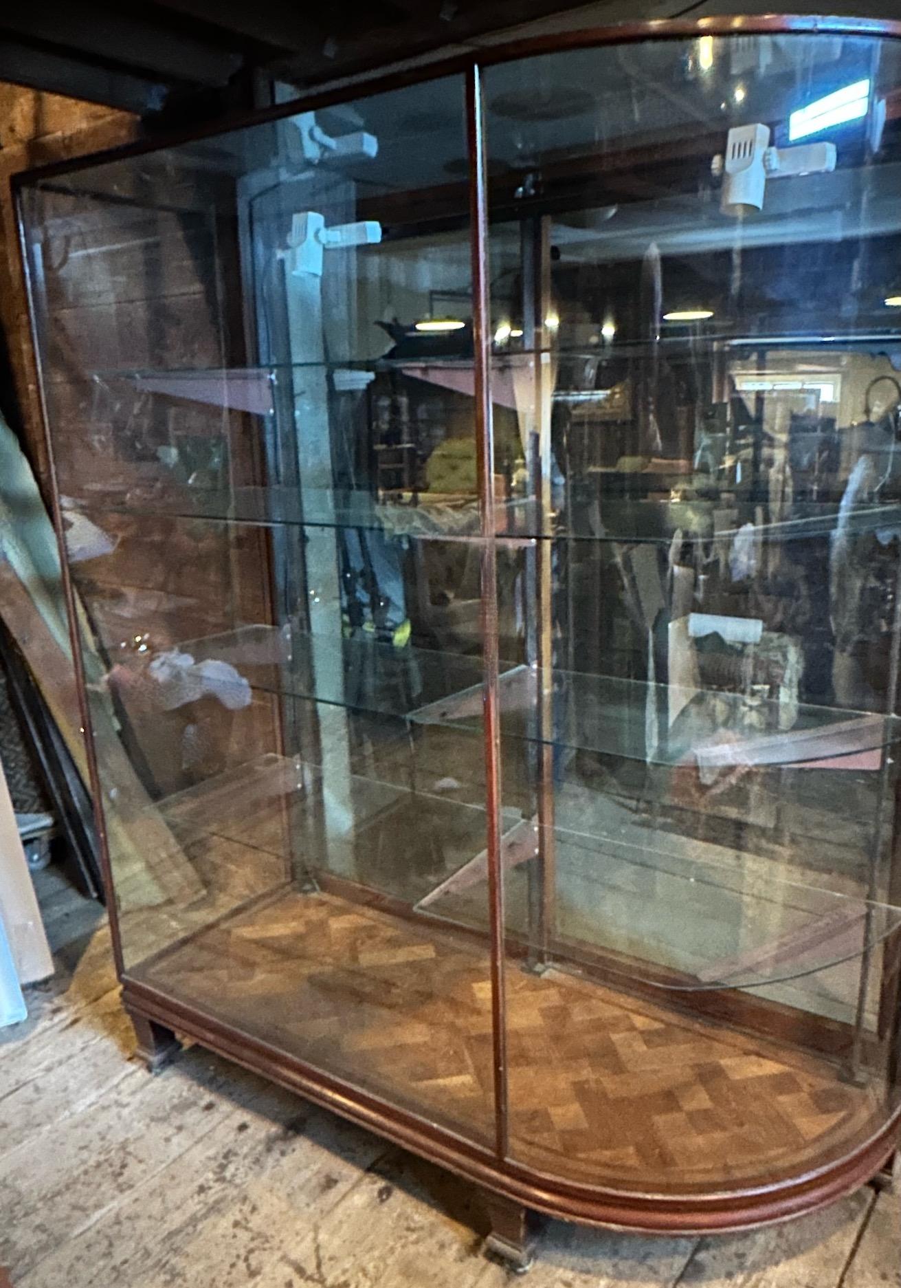Vetrinetta a forma di arco della fine del XIX secolo proveniente da un negozio di moda di lusso di Boston in vendita 1