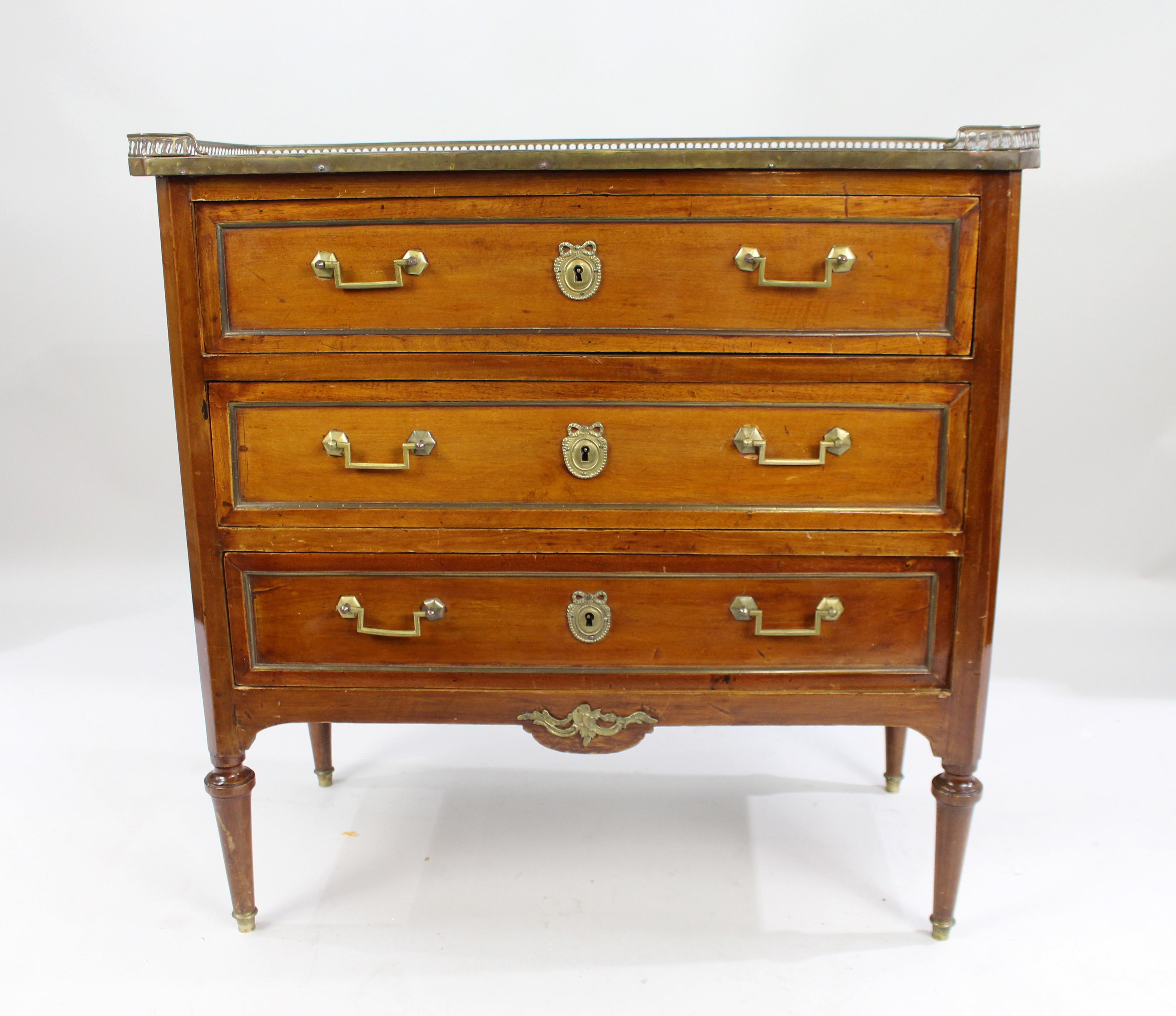 Late 19th century brass galleried marble topped chest of drawers

Period 
Late 19th century, French, circa 1880

Decoration 
Brass gallery rail to the top. White Carrara marble top. Mahogany. Three drawers with brass handles

Condition