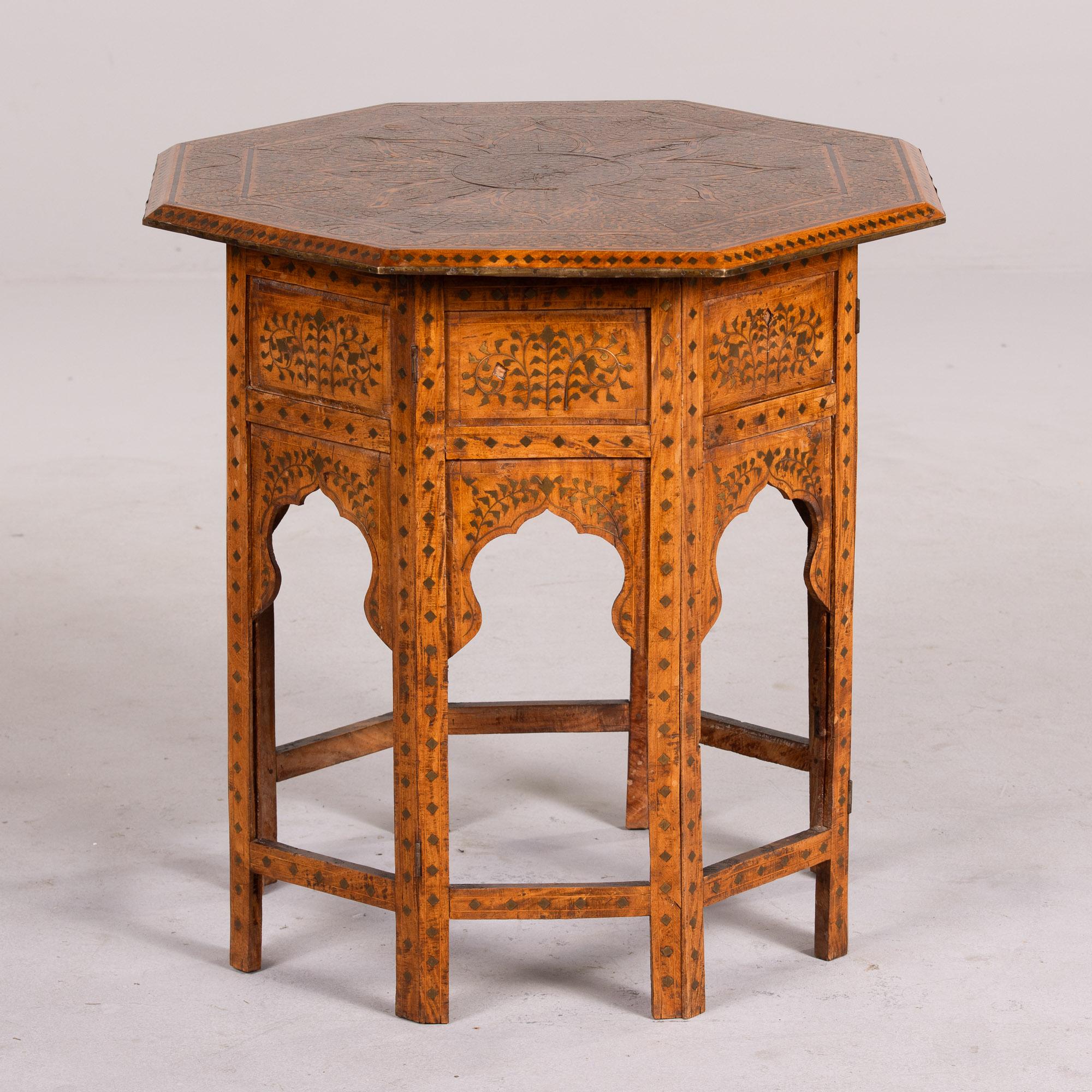 Encontrada en Inglaterra, esta mesa angloindia data de la década de 1890. La parte superior de ocho lados se levanta y la base tiene bisagras y se puede plegar. Esta mesa puede enviarse de forma económica mediante servicio de paquetería. Un extenso