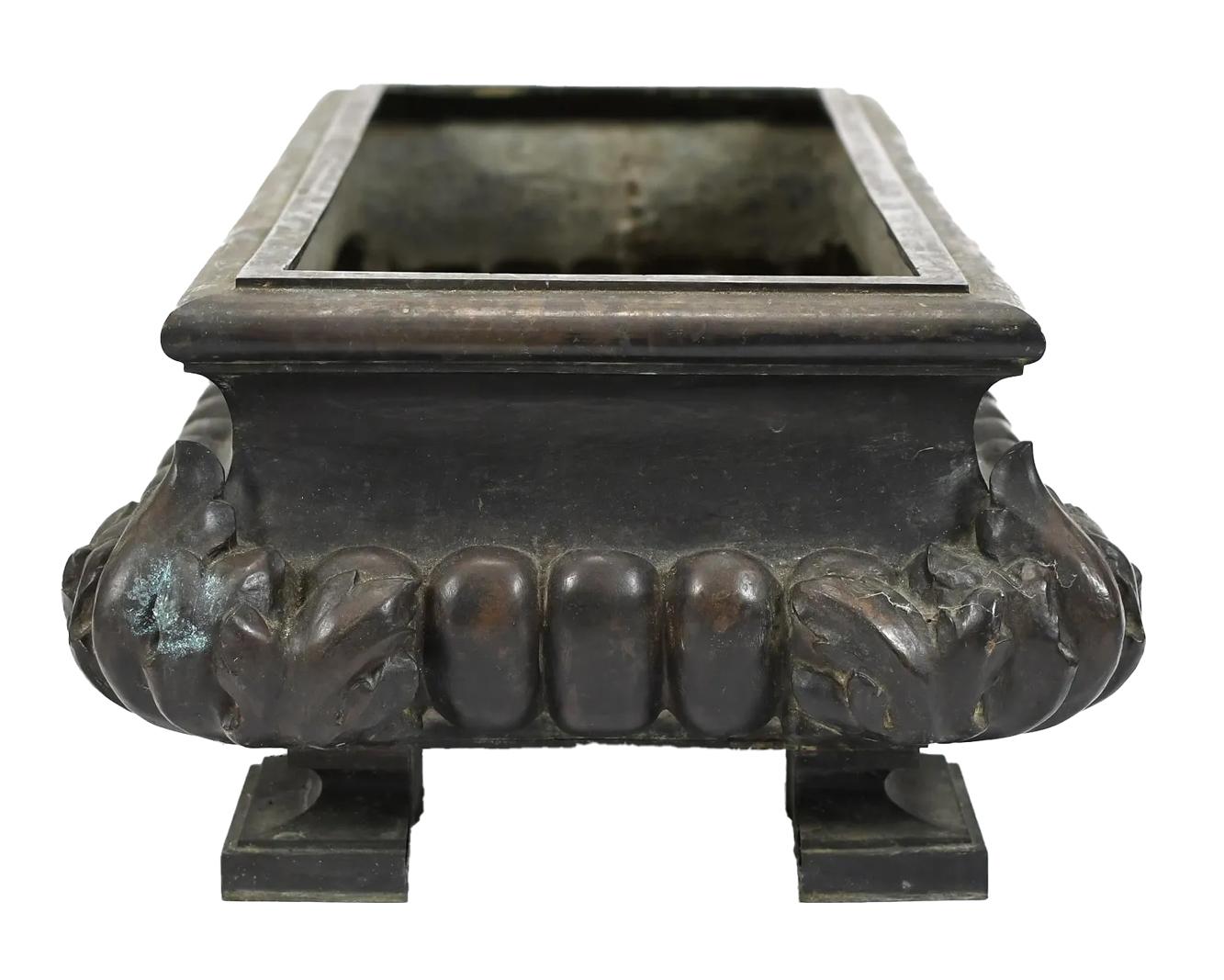 Fin du 19ème siècle, jardinière néo-classique en bronze avec côtés ornés de godrons et coins en Acanthus. Bon état - En vente à Chapel Hill, NC