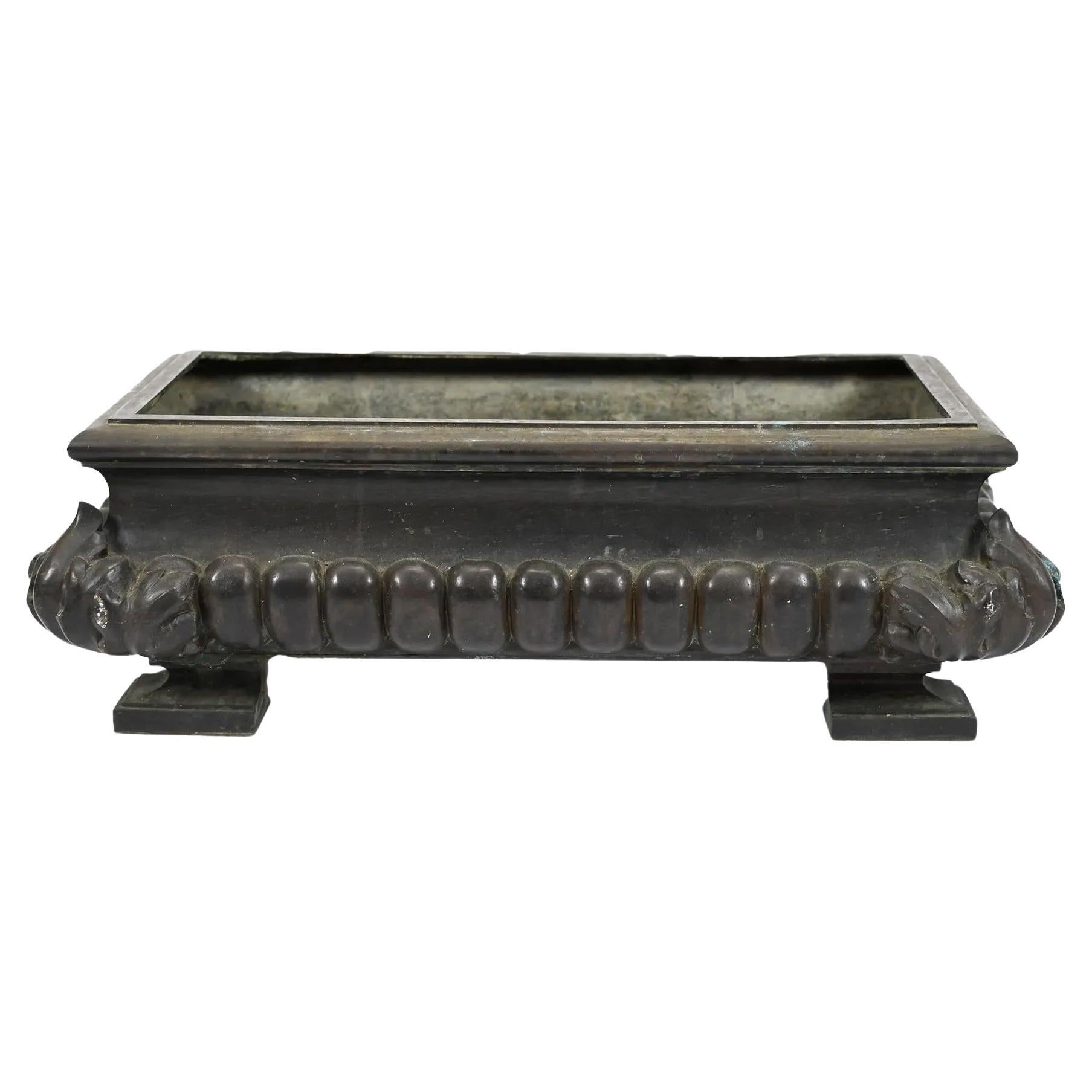Fin du 19ème siècle, jardinière néo-classique en bronze avec côtés ornés de godrons et coins en Acanthus.