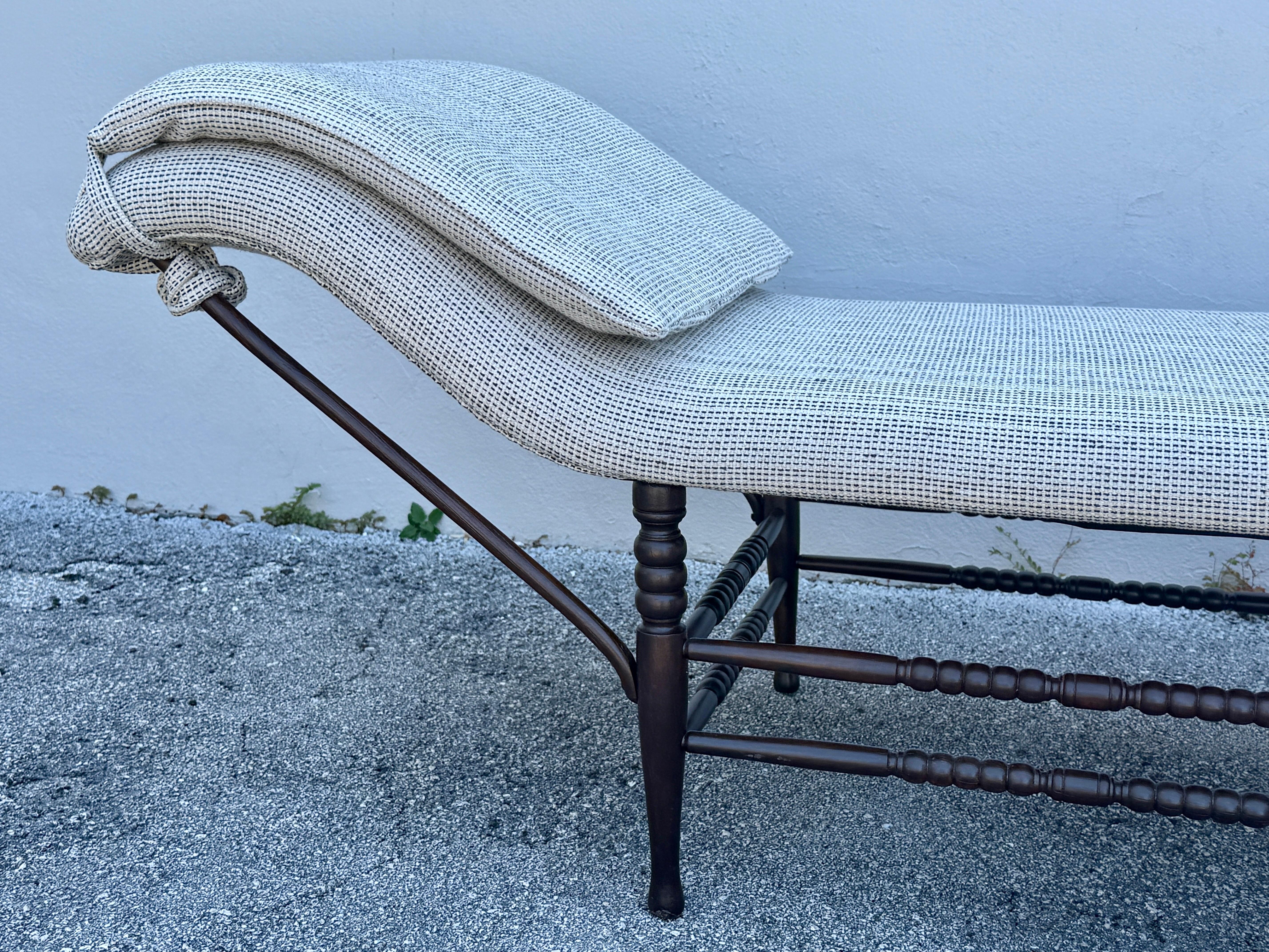 Chaise longue sculpturale en acajou du début du 19e siècle, avec des brancards en bois tourné et un dossier élégamment incurvé.  Le tissu épais est nouveau et constitue un coussin supplémentaire qui peut être enlevé à l'aide d'attaches.  Très