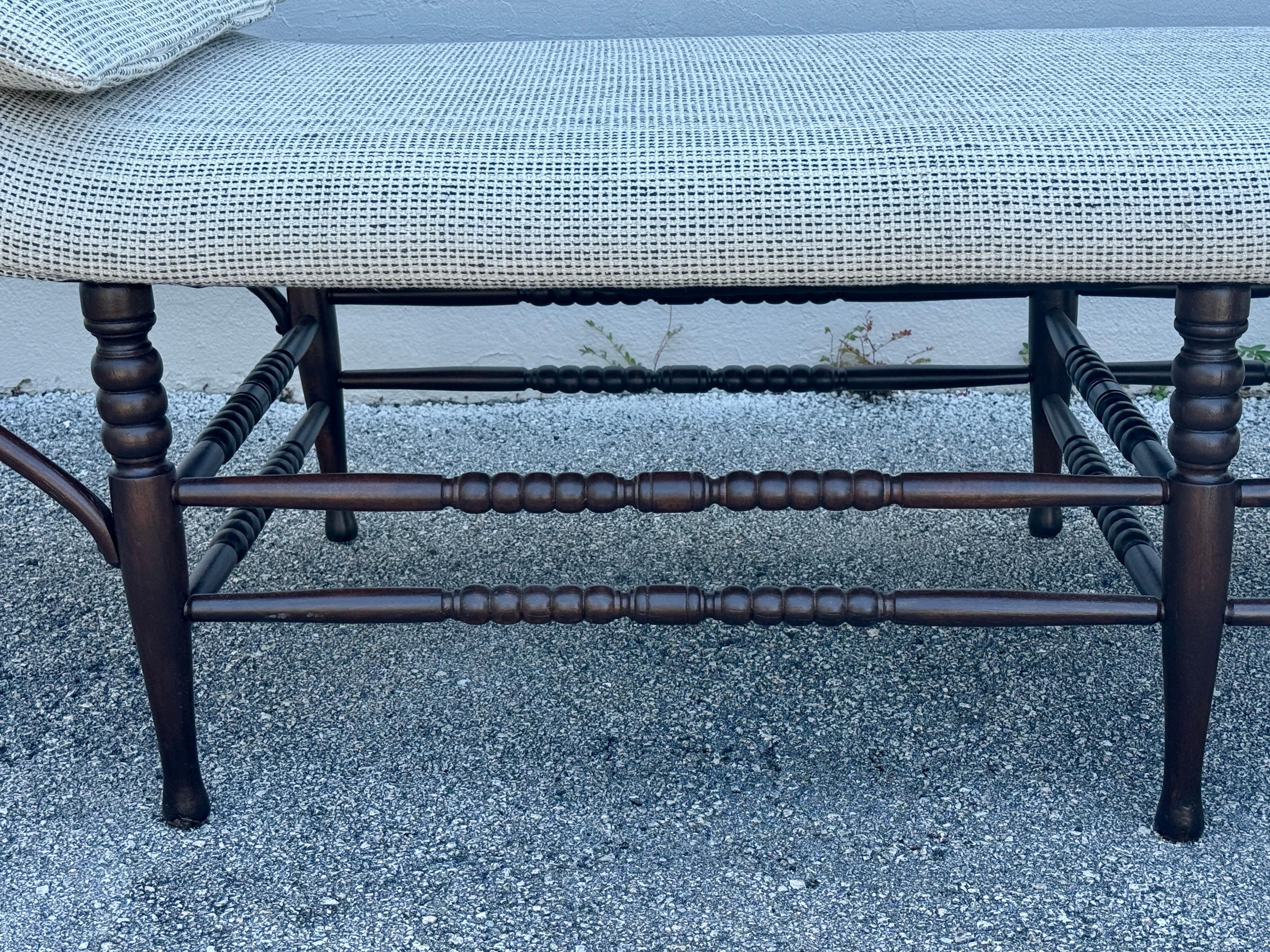 Colonial britannique Chaise en acajou anglais de la fin du 19ème C. avec un tissu guatémaltèque épais en vente