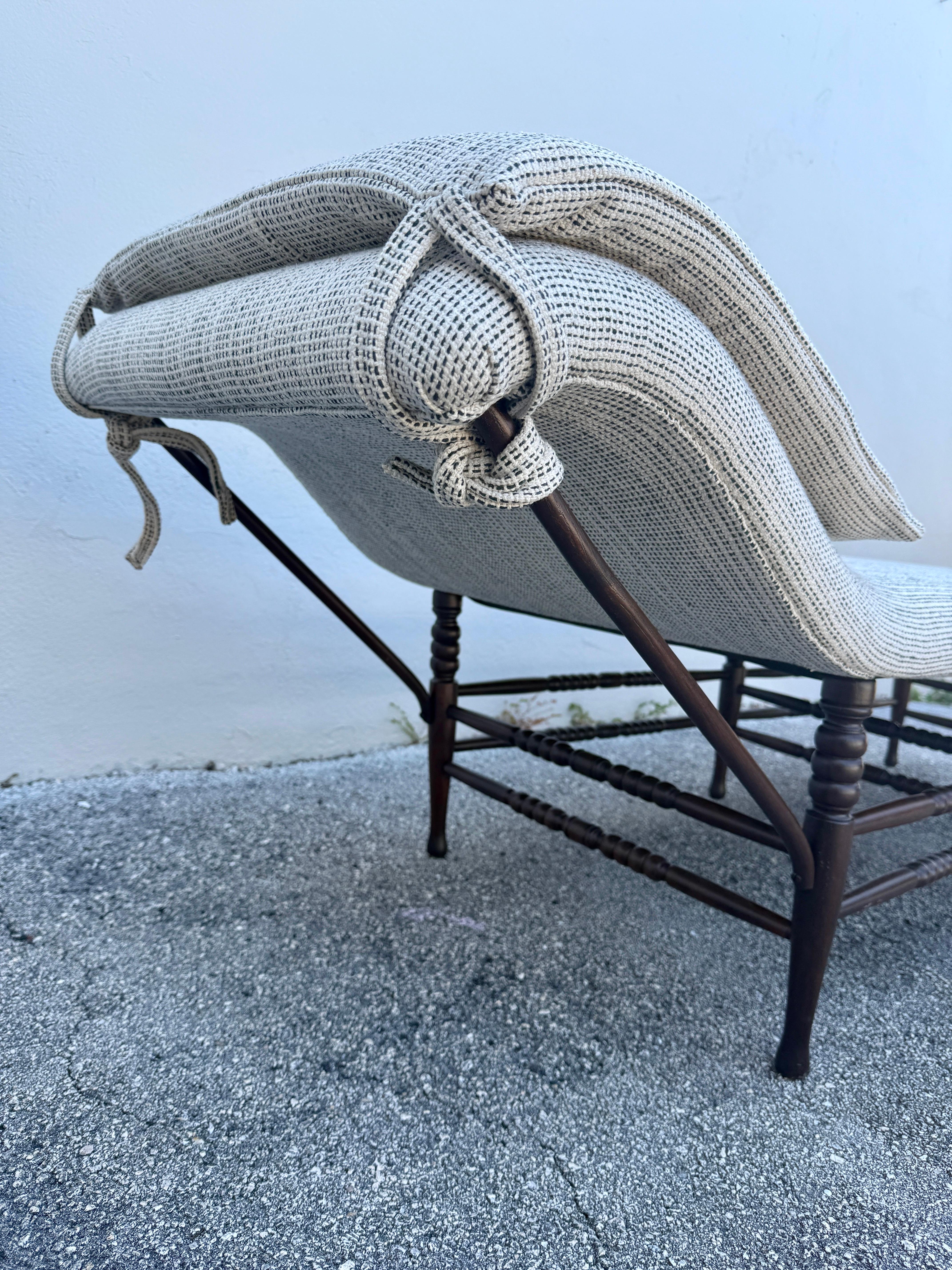 Anglais Chaise en acajou anglais de la fin du 19ème C. avec un tissu guatémaltèque épais en vente