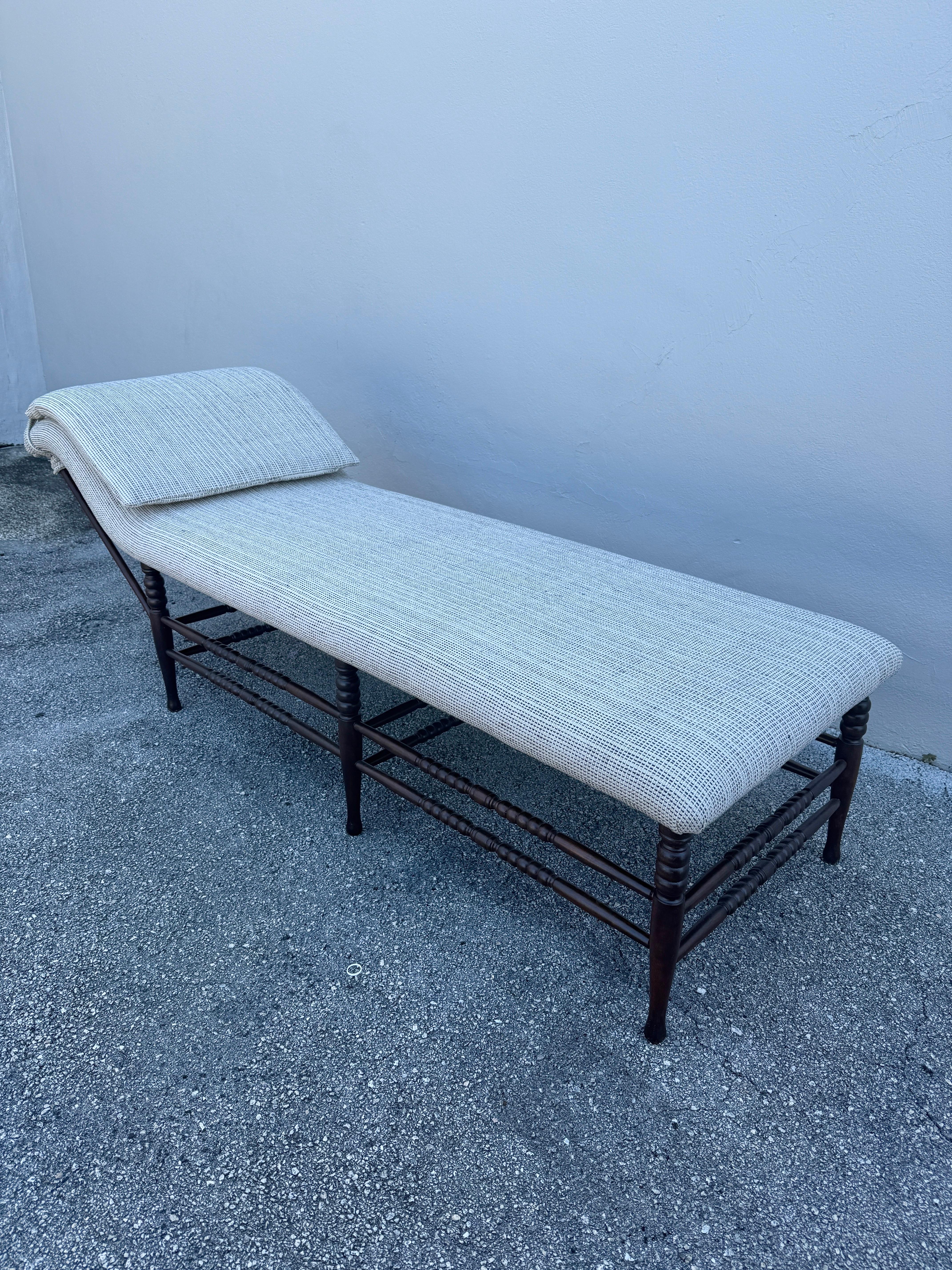 Chaise en acajou anglais de la fin du 19ème C. avec un tissu guatémaltèque épais Bon état - En vente à North Miami, FL