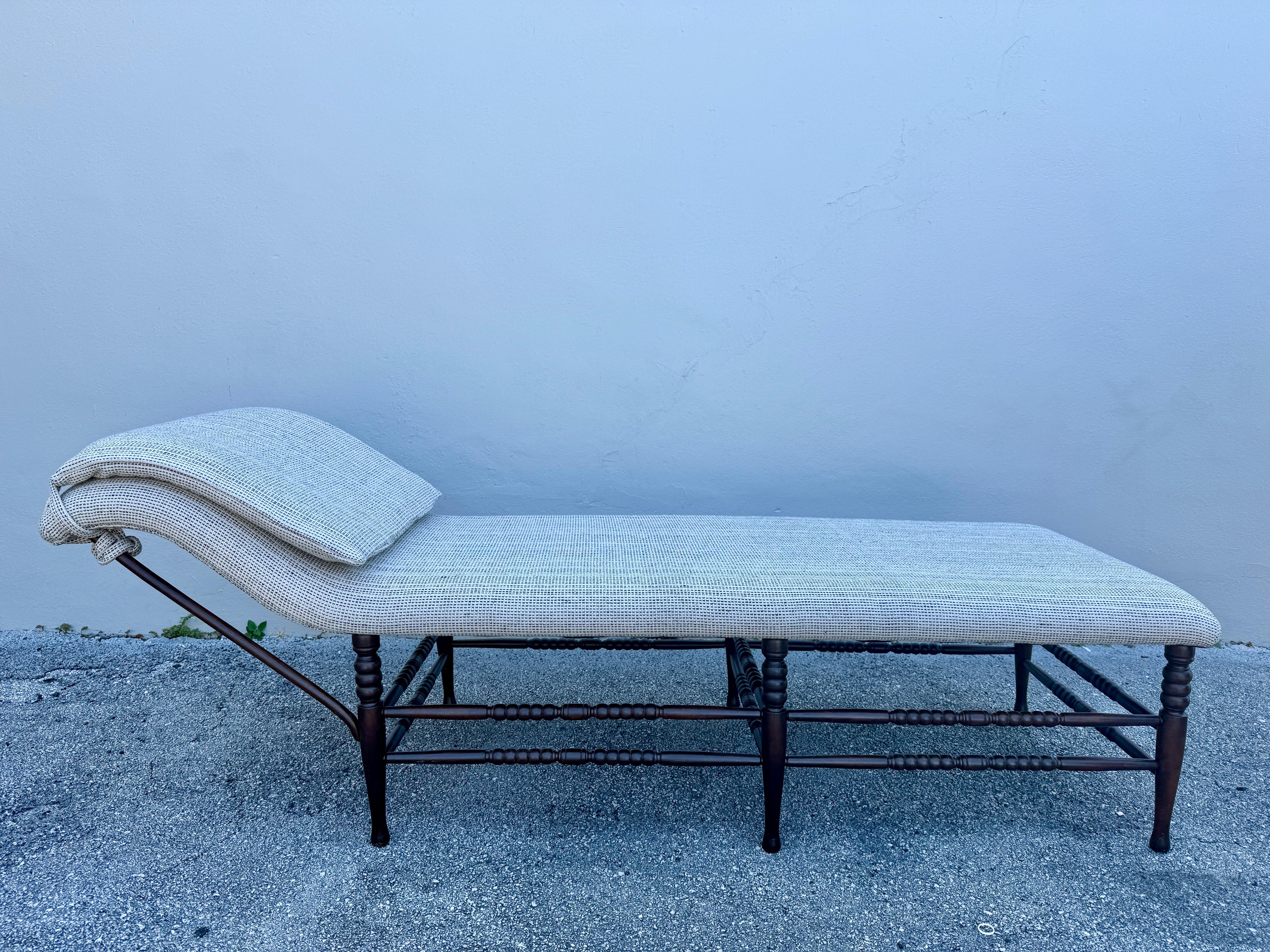 XIXe siècle Chaise en acajou anglais de la fin du 19ème C. avec un tissu guatémaltèque épais en vente