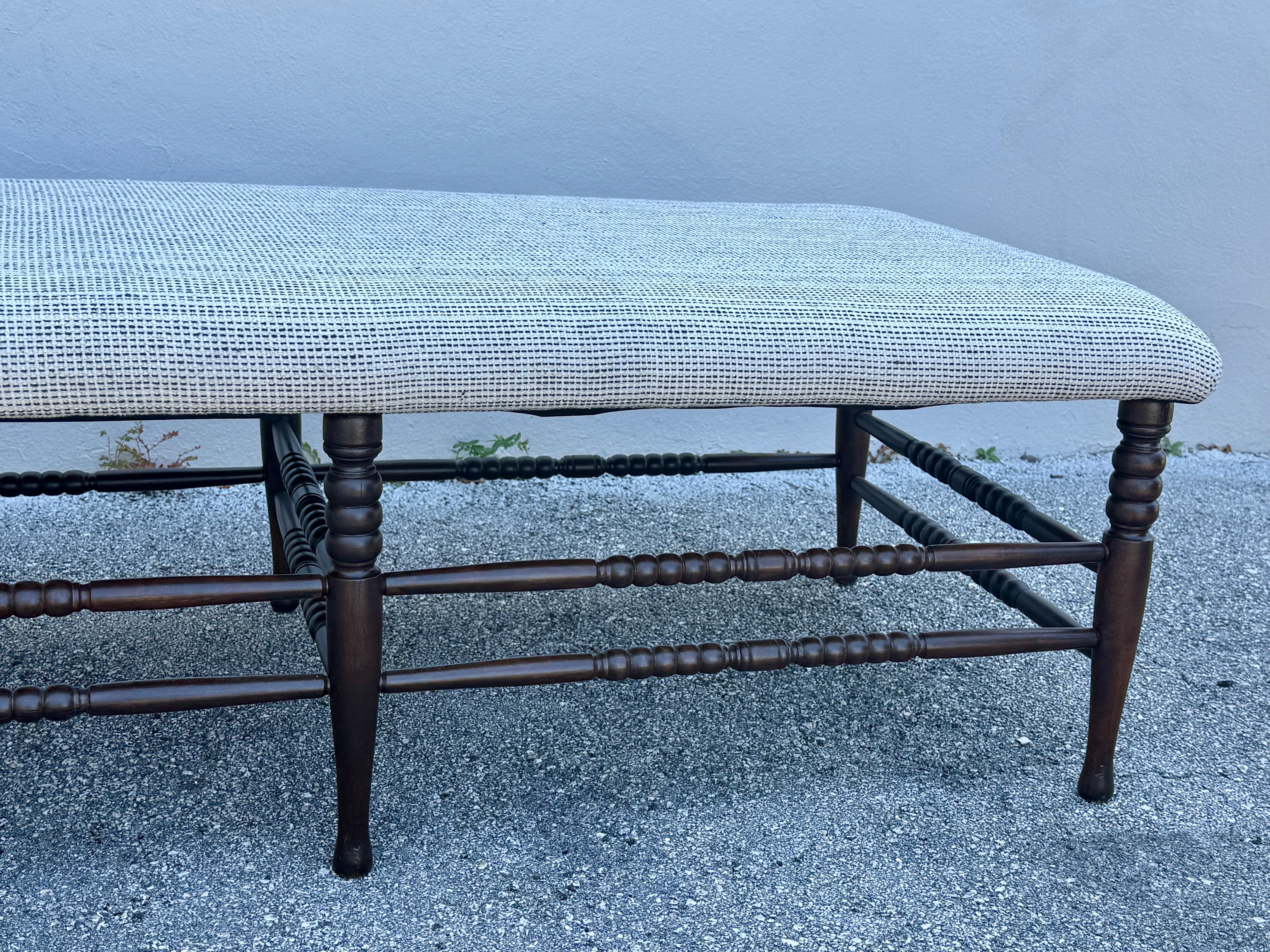 Tissu Chaise en acajou anglais de la fin du 19ème C. avec un tissu guatémaltèque épais en vente