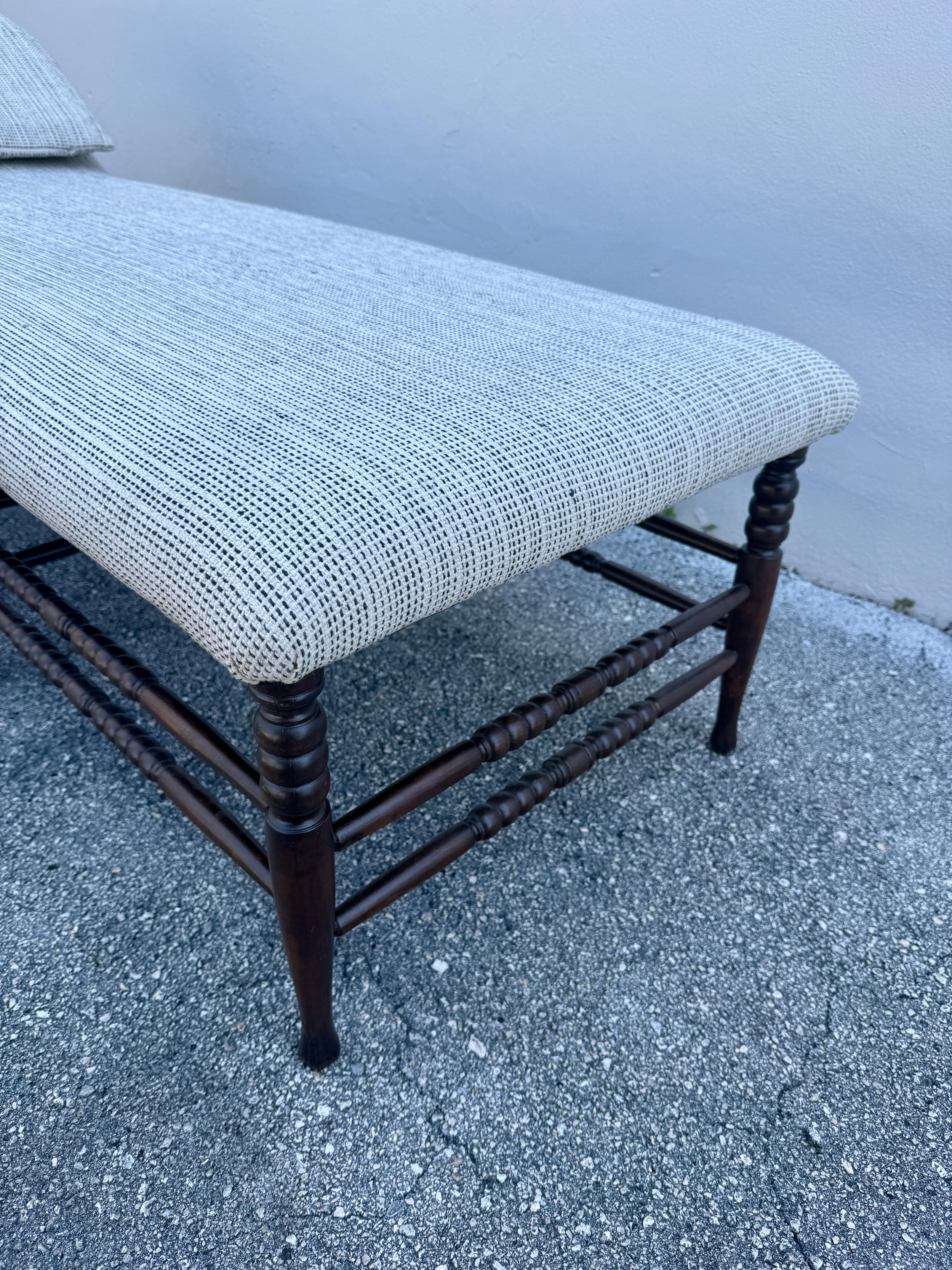 Chaise en acajou anglais de la fin du 19ème C. avec un tissu guatémaltèque épais en vente 1