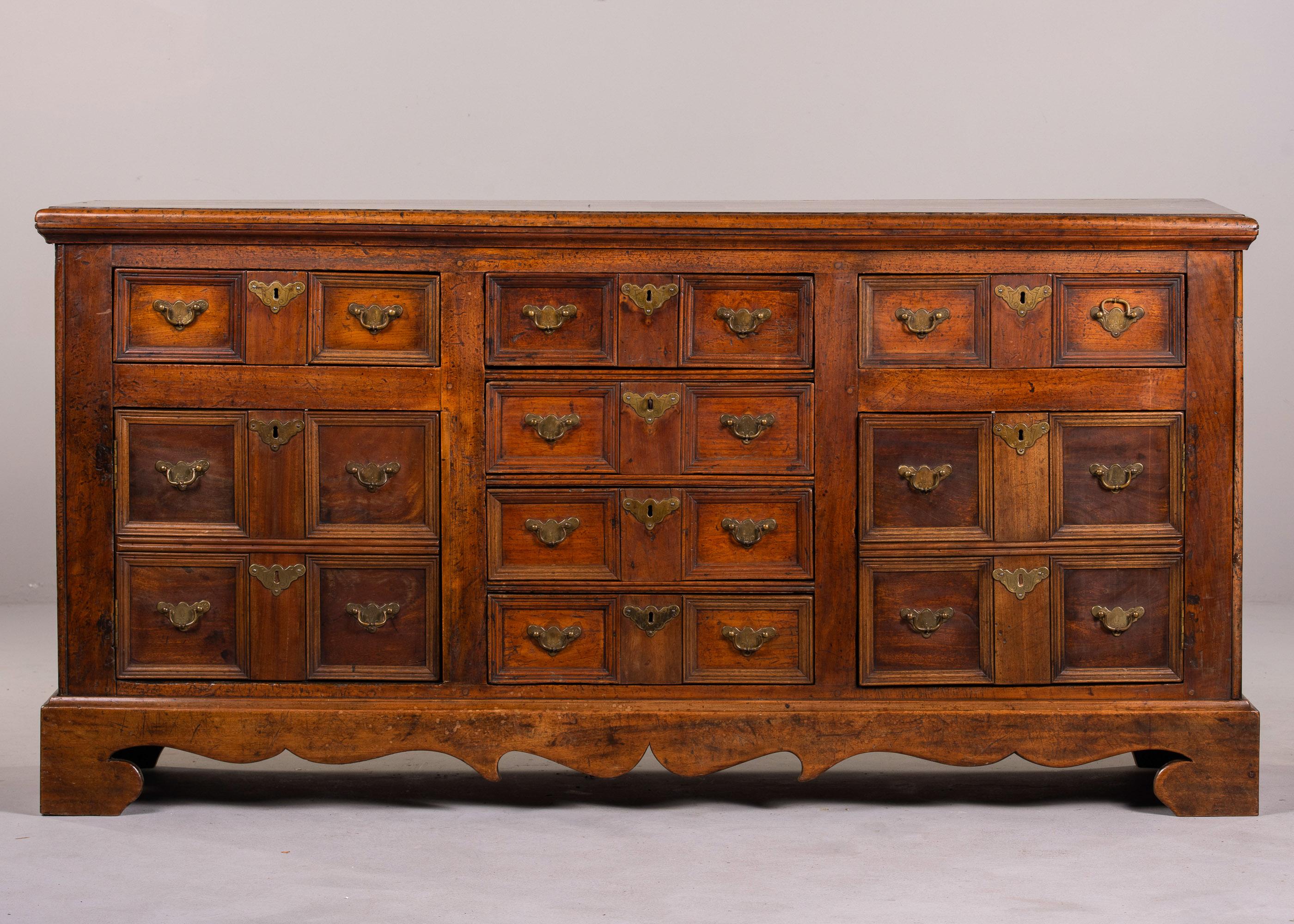 Base per comò in noce inglese della fine del XIX secolo con hardware originale

Trovata in Inghilterra, questa grande base per comò in noce risale al 1880. In origine, la base avrebbe dovuto avere un altro pezzo da appoggiare sopra la base, ma la