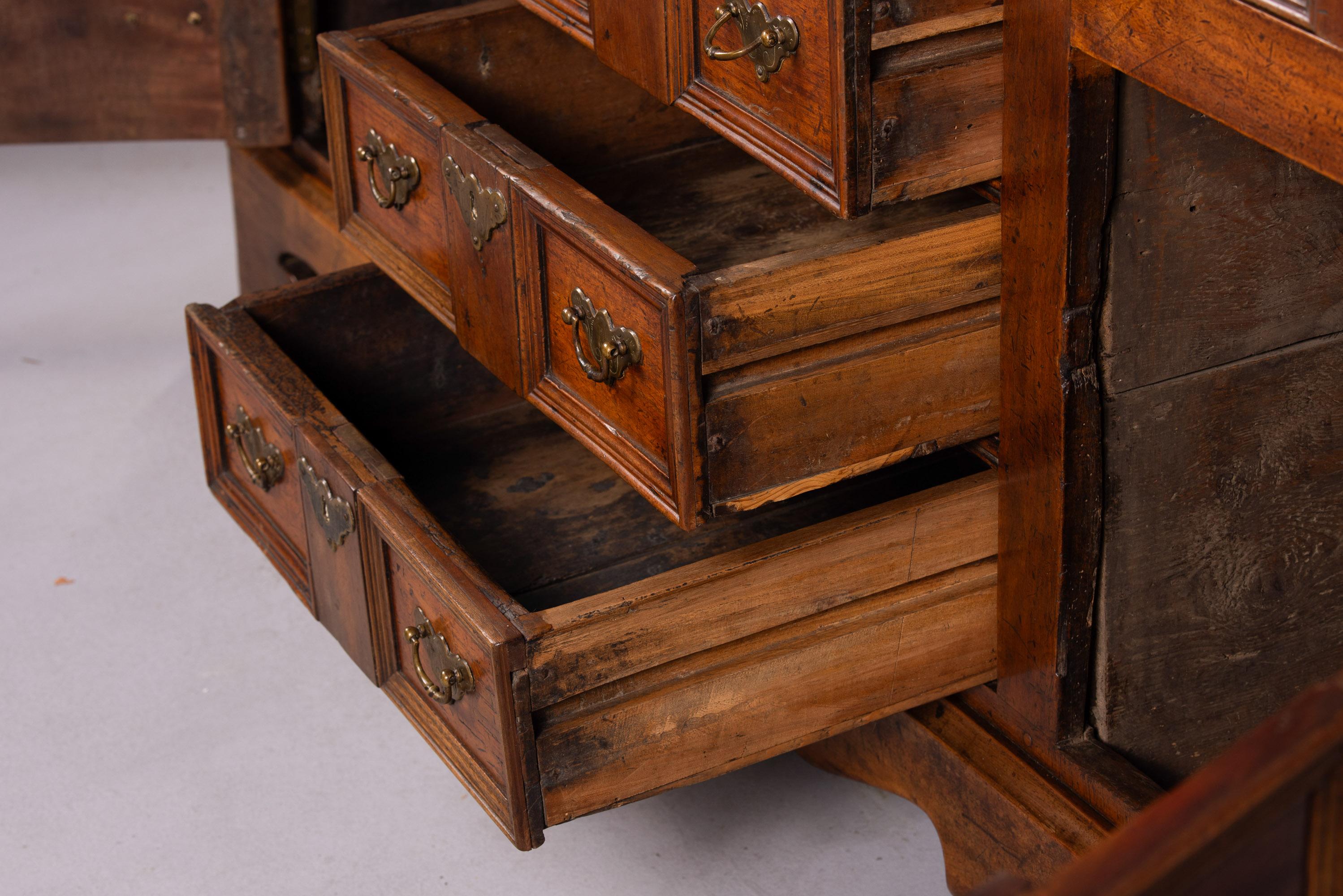 Ottone Base per comò in noce inglese della fine del XIX secolo con hardware originale in vendita