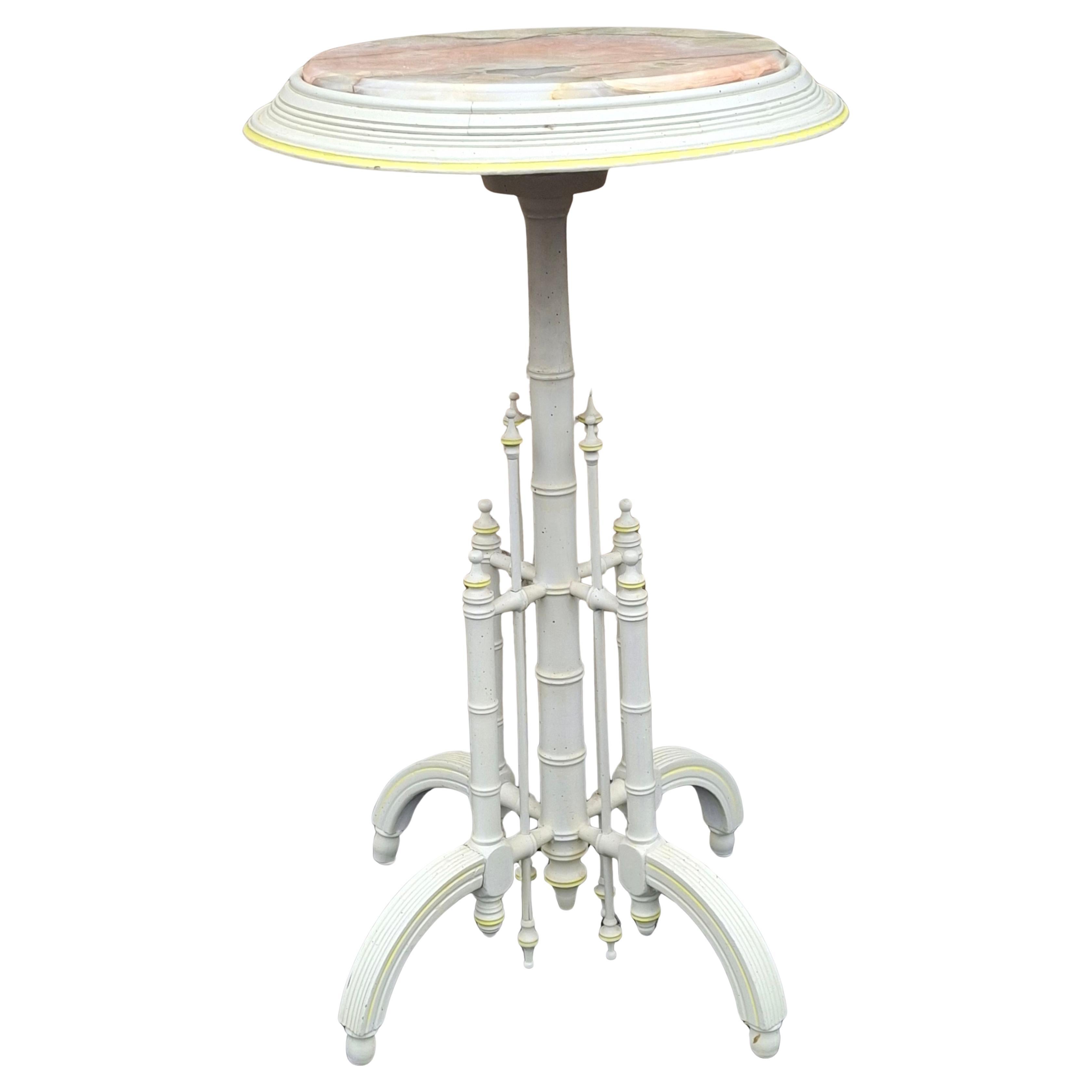 Poggiapiedi a zampe arrotolate in noce e imbottito dei primi del Novecento. Rivestito di recente. Molto robusto. 
Misure: 18