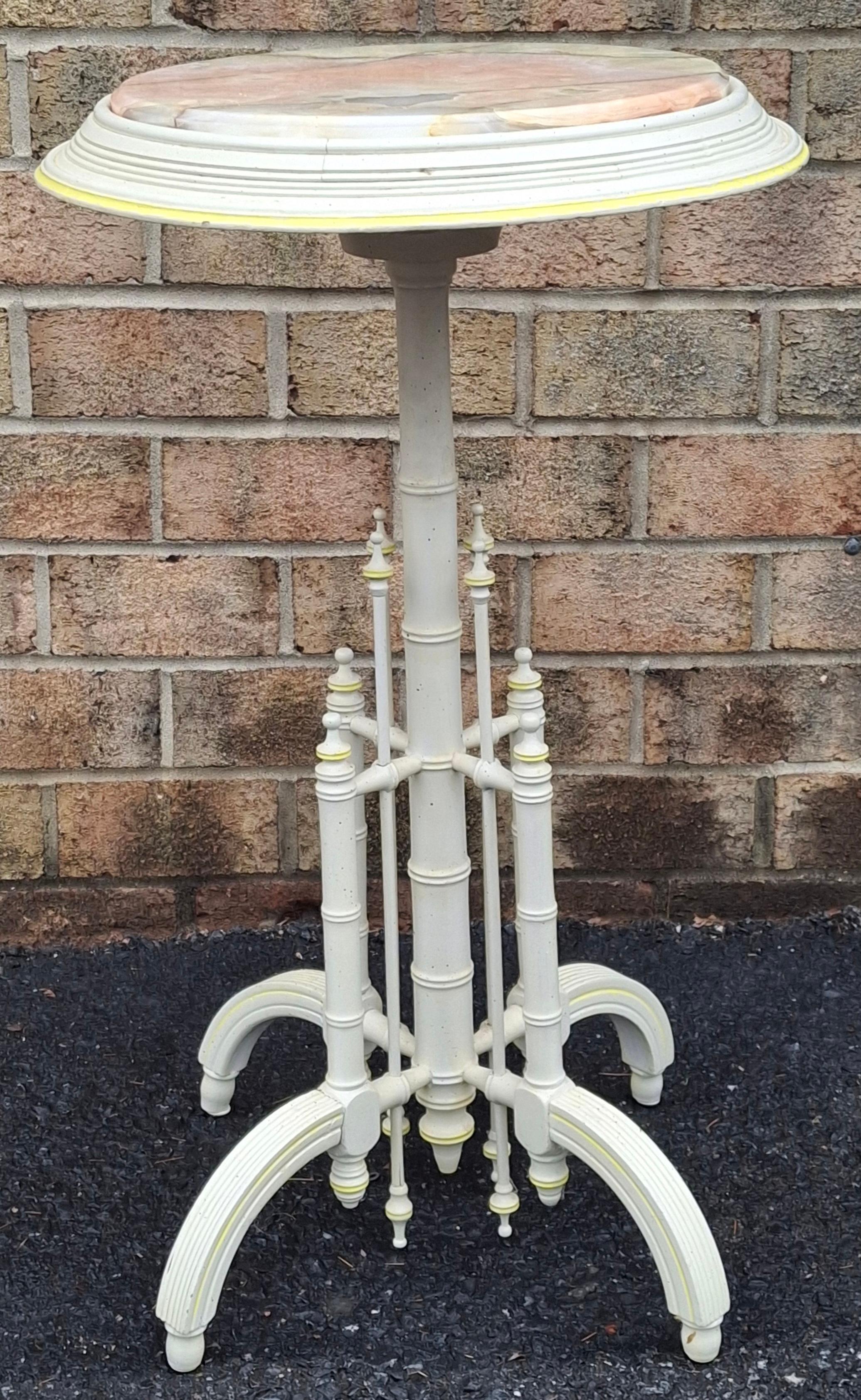 Vittoriano Tavolino in finto bambù, smalto di noce e inserti di onice, fine XIX secolo, CIRCA 1890 in vendita