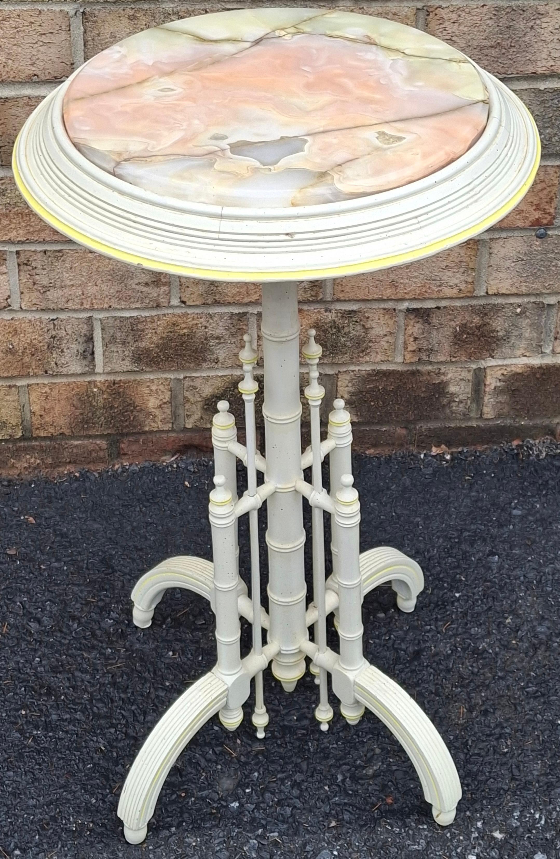 Americano Tavolino in finto bambù, smalto di noce e inserti di onice, fine XIX secolo, CIRCA 1890 in vendita