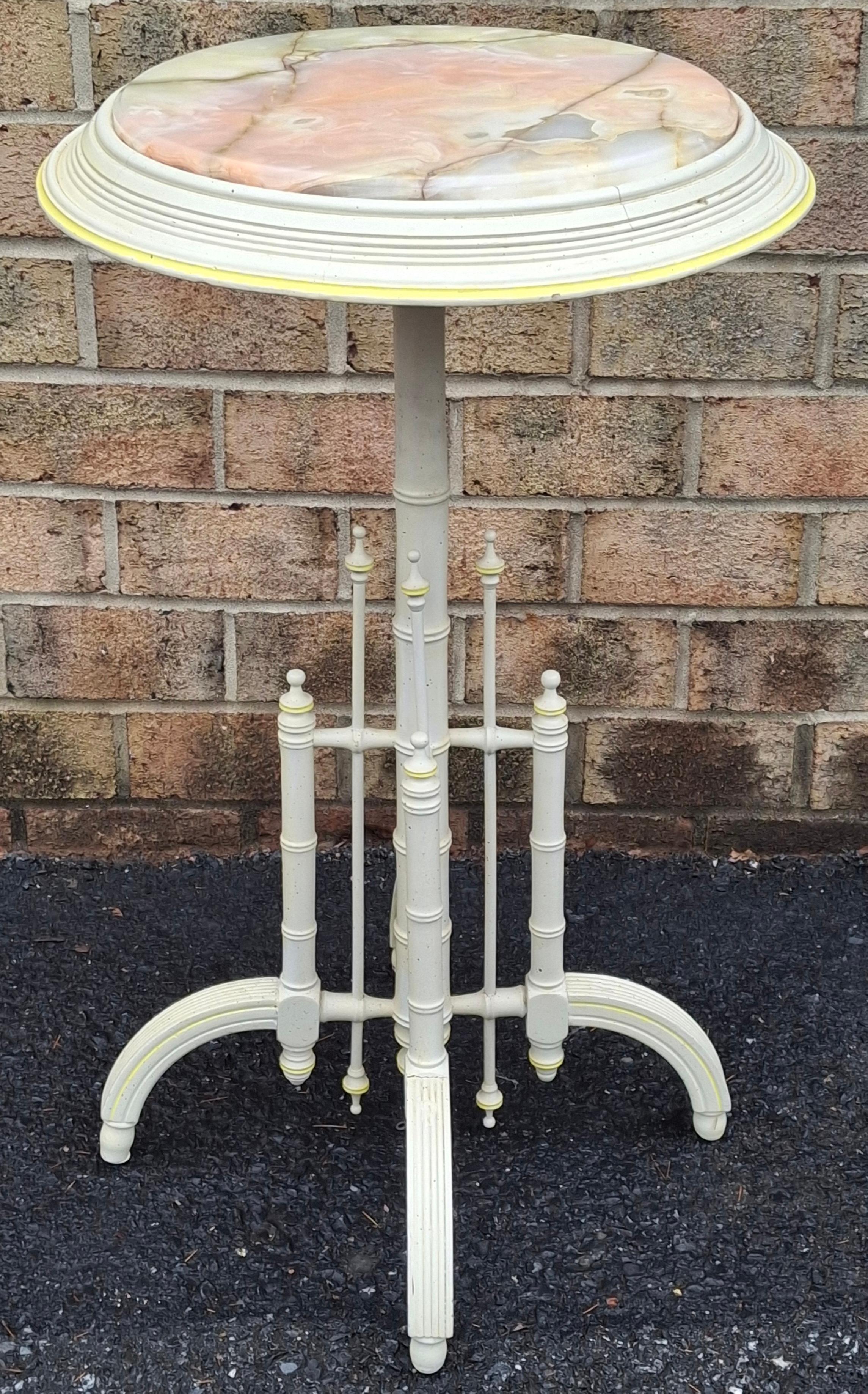 Tavolino in finto bambù, smalto di noce e inserti di onice, fine XIX secolo, CIRCA 1890 In condizioni buone in vendita a Germantown, MD