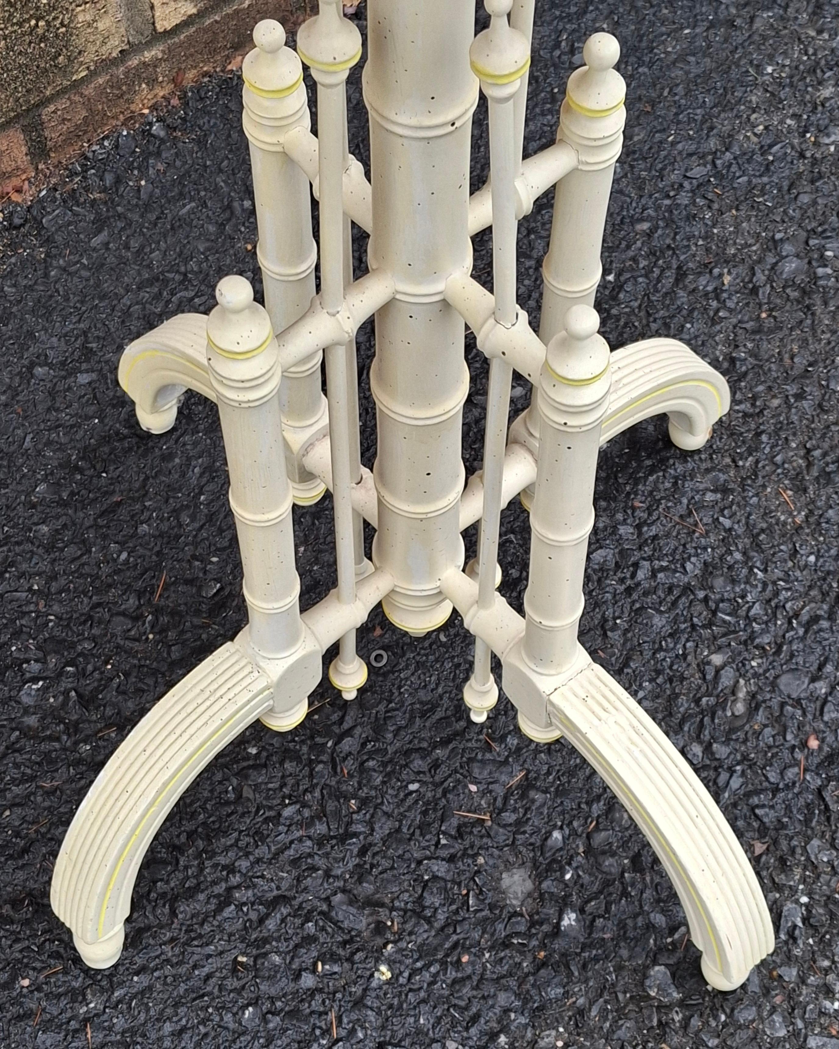 Noce Tavolino in finto bambù, smalto di noce e inserti di onice, fine XIX secolo, CIRCA 1890 in vendita