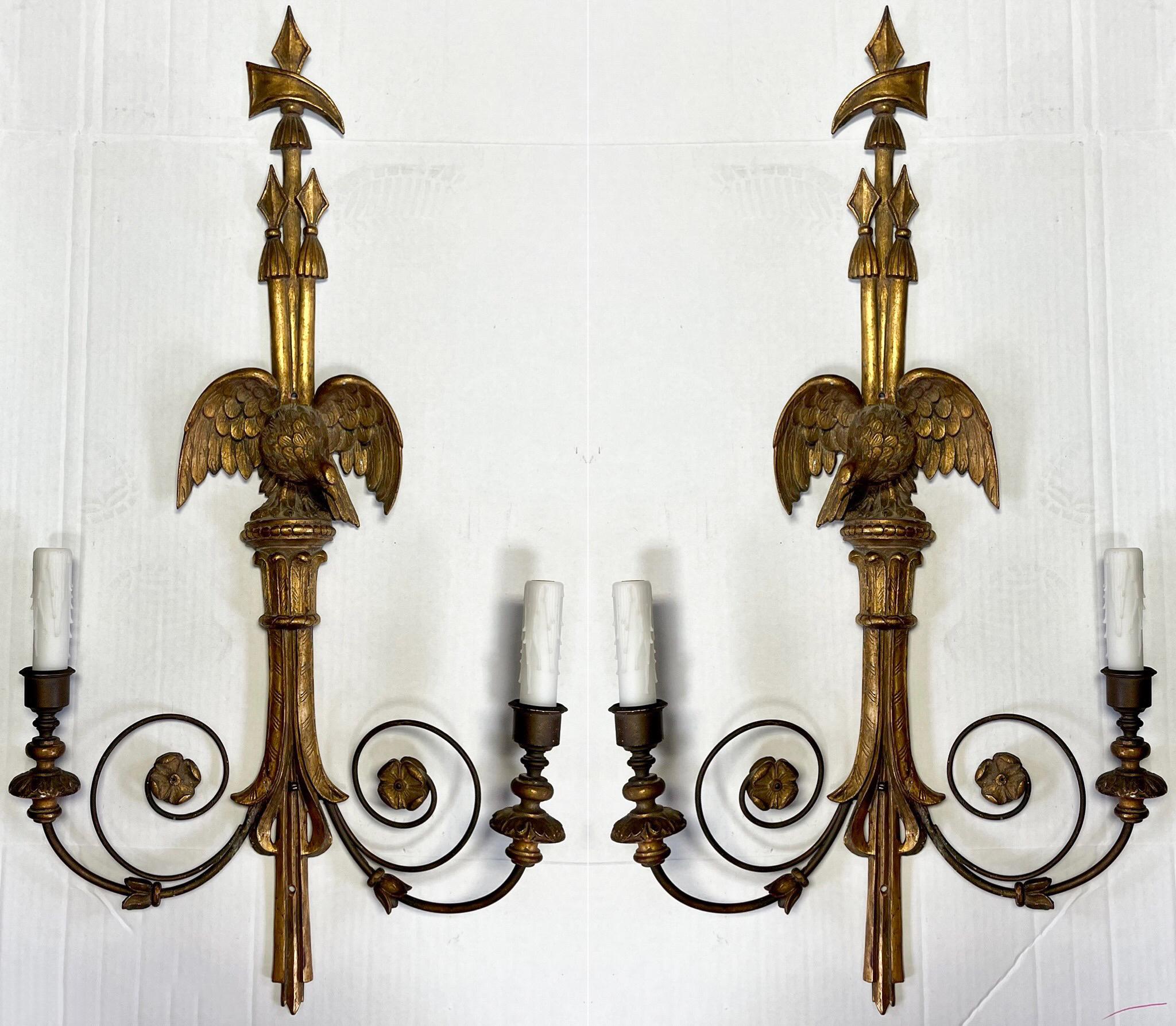 italien Fin du XIXe siècle. Paire d'appliques de style fédéral en bois doré sculpté en forme d'aigle, en vente