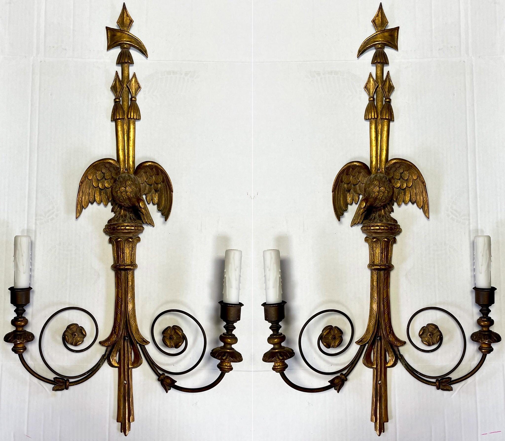 Ende 19. Jh. Zwei geschnitzte Wandleuchter in Adlerform aus vergoldetem Holz im Federal-Stil (19. Jahrhundert) im Angebot
