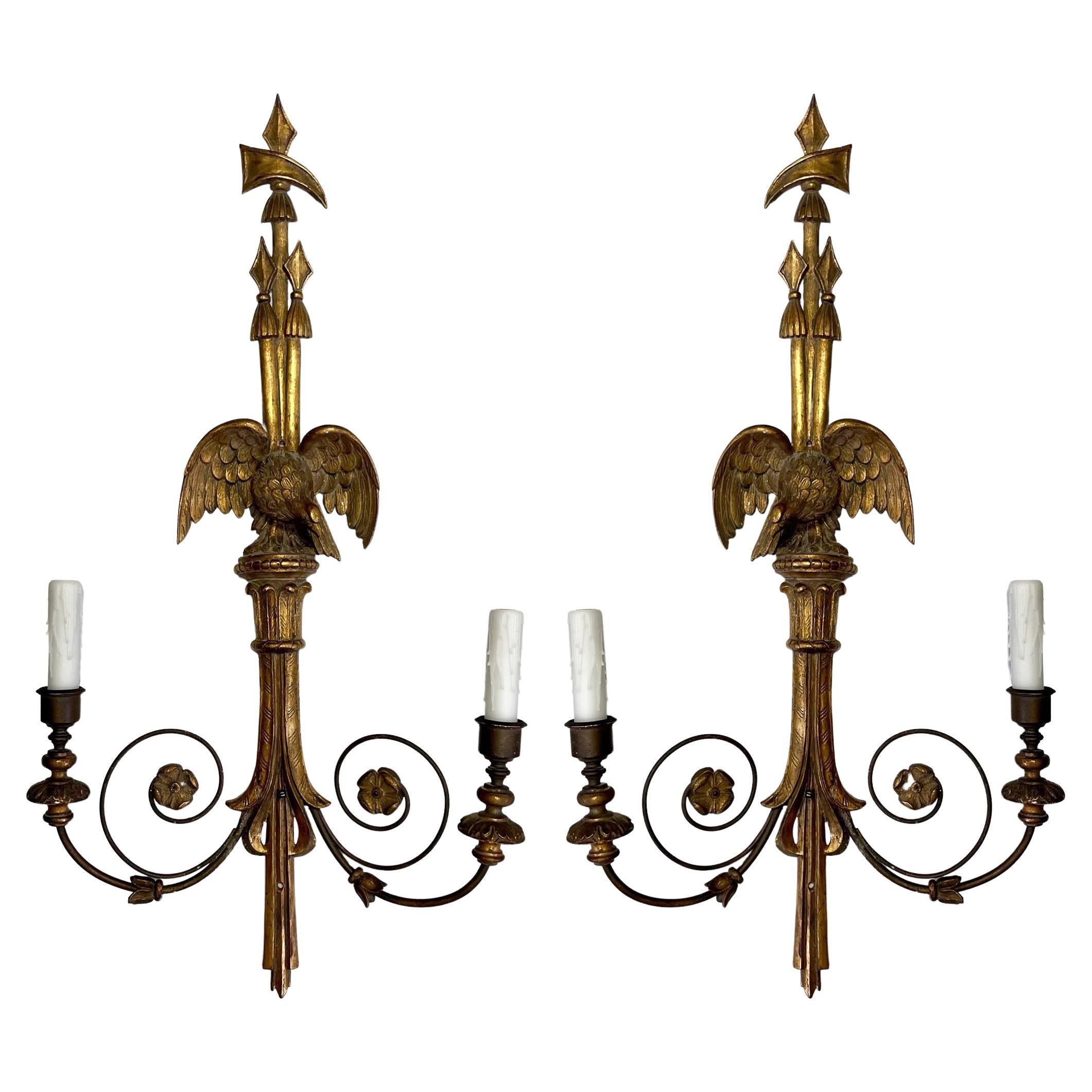 Fin du XIXe siècle. Paire d'appliques de style fédéral en bois doré sculpté en forme d'aigle,