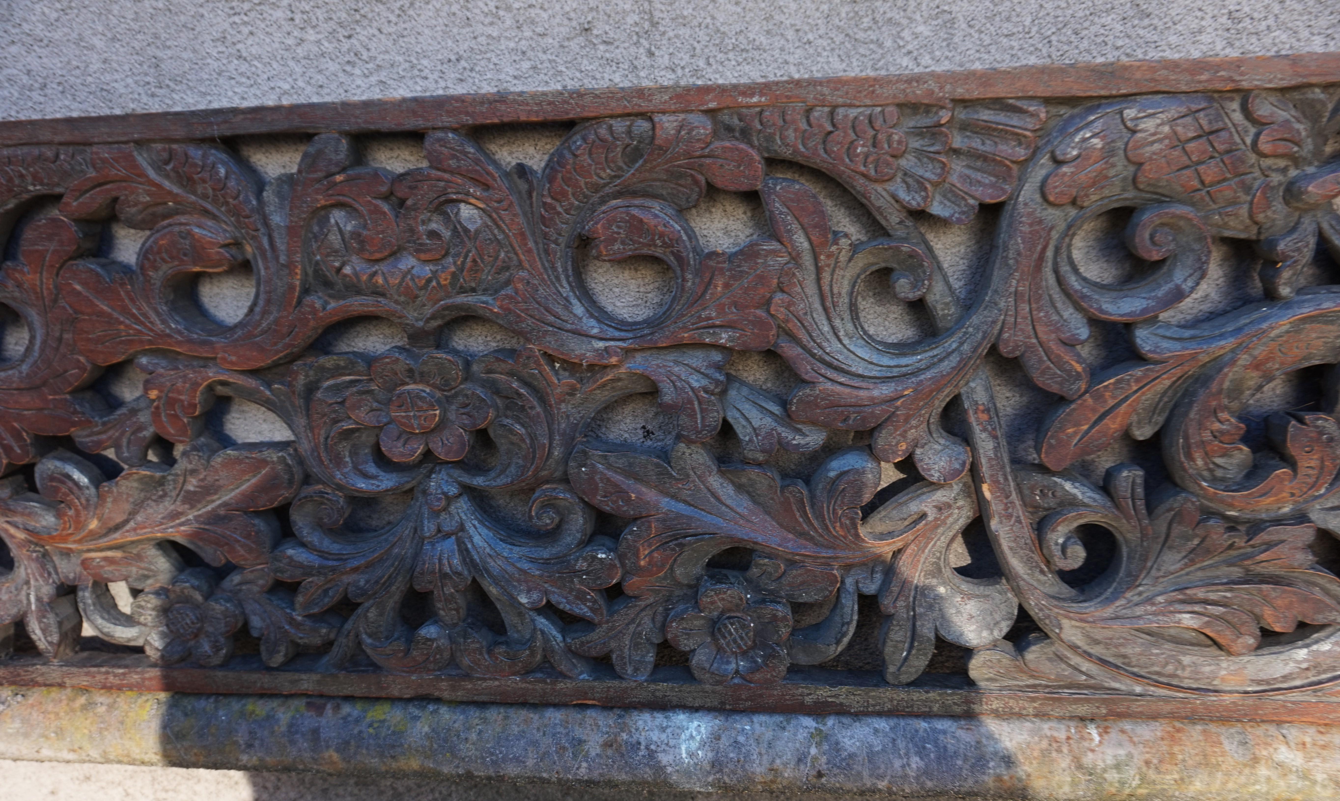 Feine handgeschnitzte ostasiatische Teakholztafel aus dem späten 19. Jahrhundert mit floralen Motiven, einteilig im Angebot 4