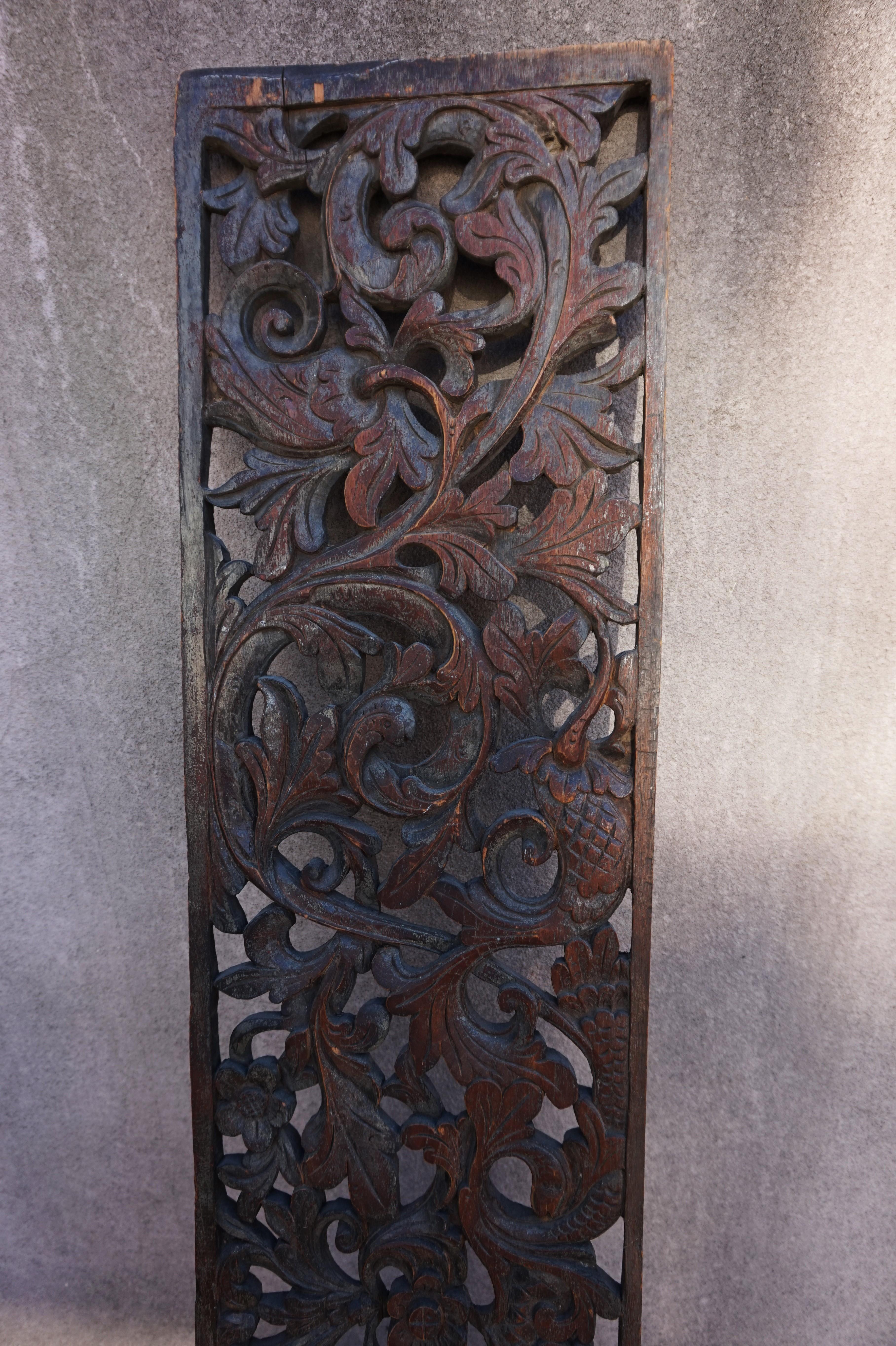 Feines antikes handgeschnitztes Teakholzpaneel mit schönen floralen Motiven und originaler Patina. Es wurde aus einer einzigen Teakholzplatte geschnitzt, die der Schnitzer im Gegensatz zu vielen anderen Platten, die zusammengefügt wurden, selbst