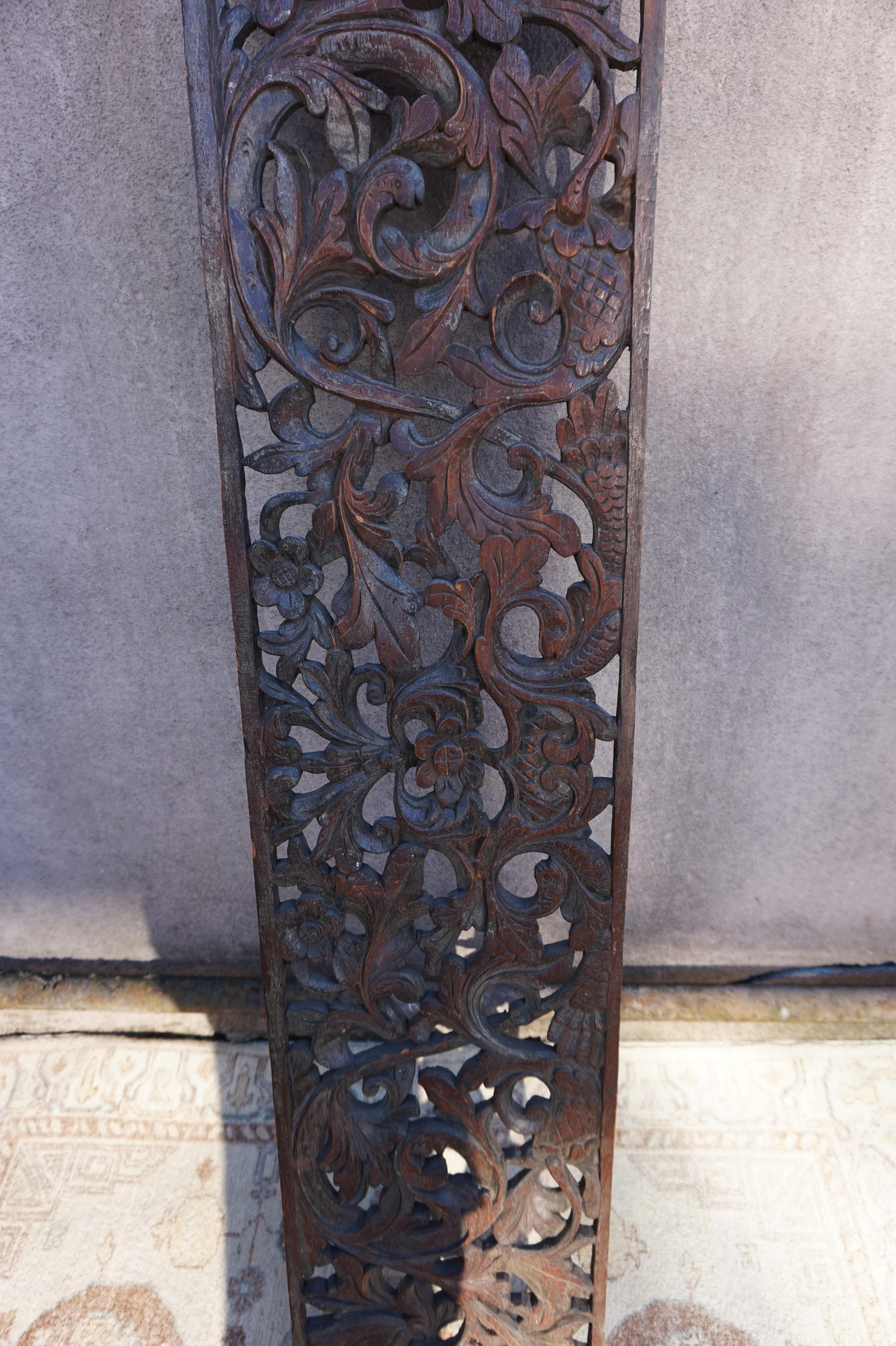 Feine handgeschnitzte ostasiatische Teakholztafel aus dem späten 19. Jahrhundert mit floralen Motiven, einteilig (Sonstiges) im Angebot