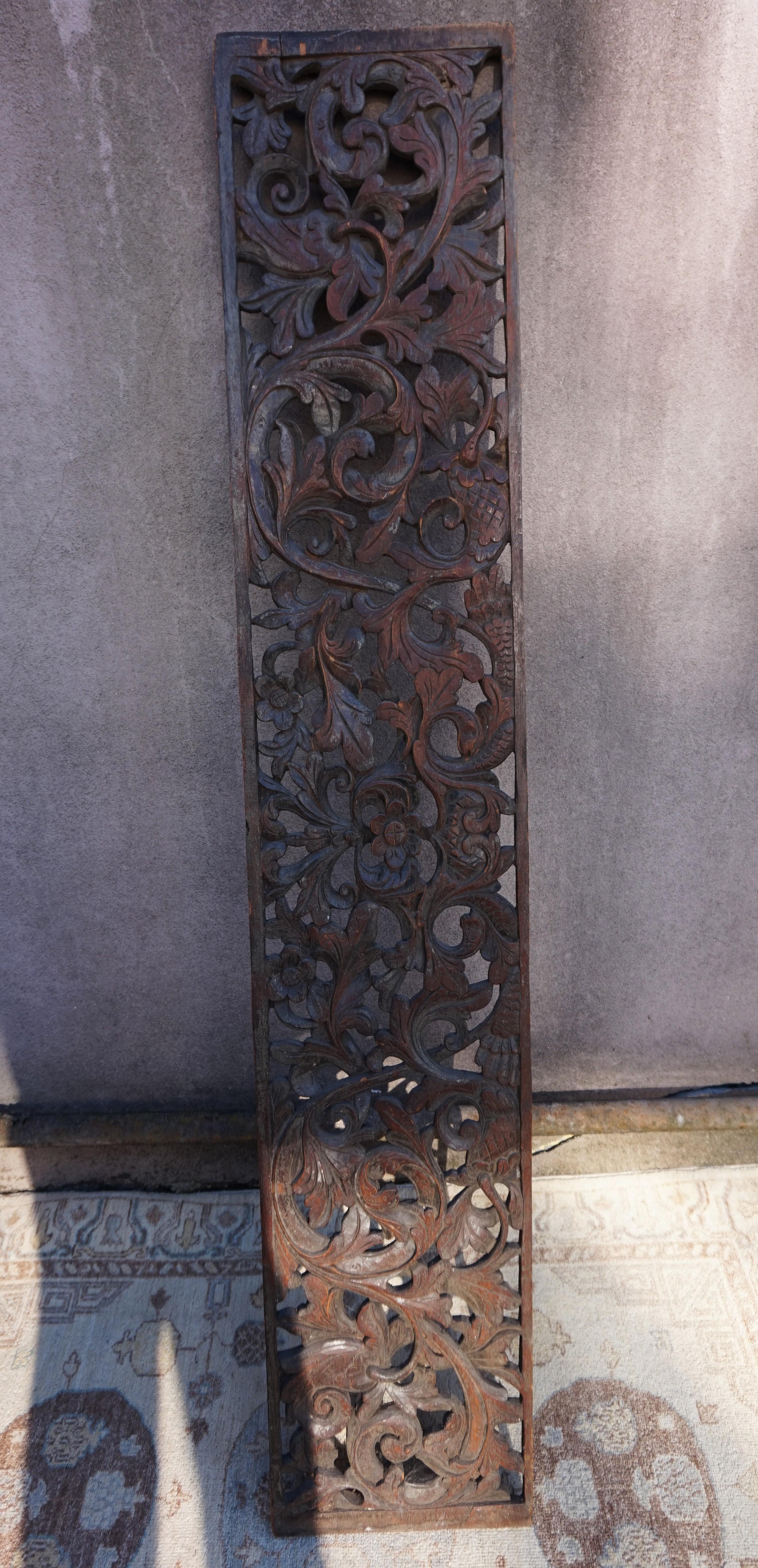 Feine handgeschnitzte ostasiatische Teakholztafel aus dem späten 19. Jahrhundert mit floralen Motiven, einteilig (Handgeschnitzt) im Angebot