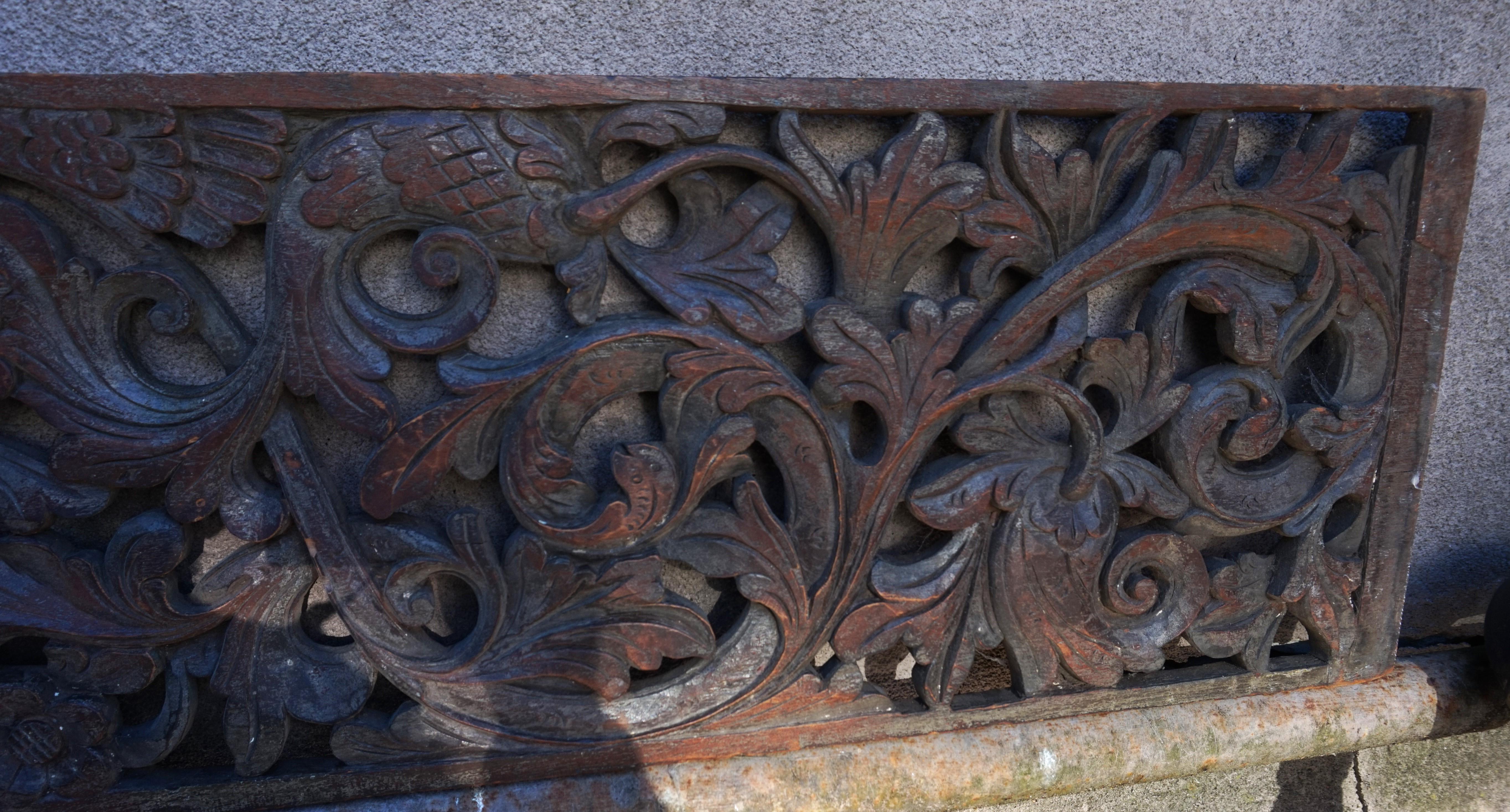 Feine handgeschnitzte ostasiatische Teakholztafel aus dem späten 19. Jahrhundert mit floralen Motiven, einteilig im Angebot 3