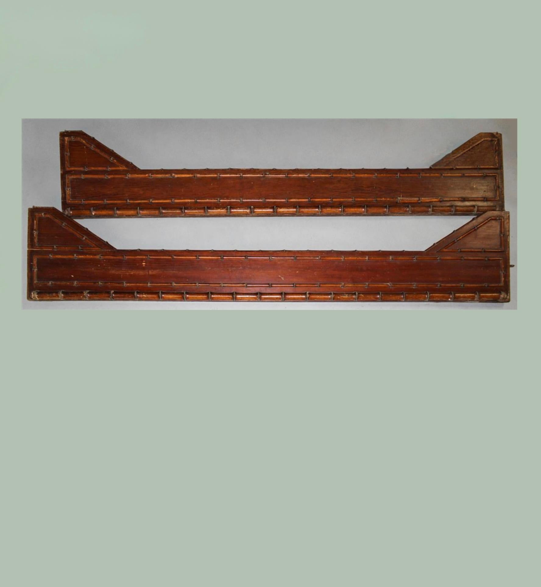 XIXe siècle A.I.C., fin du 19ème siècle. Lit en pin sculpté en faux bambou de l'Aesthetic Movement - F/Q en vente
