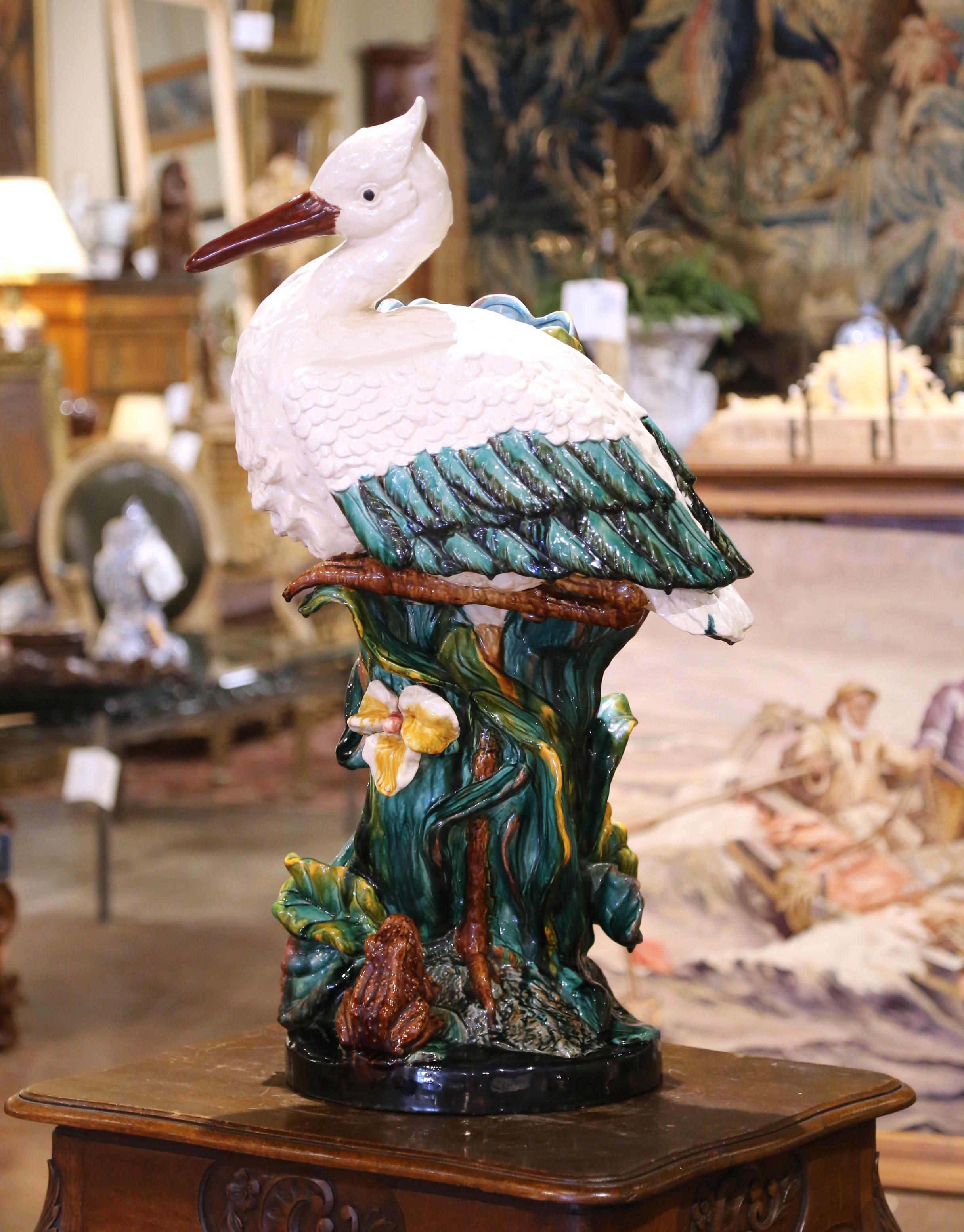 Spätes 19. Jh. Französischer Barbotine Majolika Schirmständer mit Storch und Frosch (Keramik) im Angebot