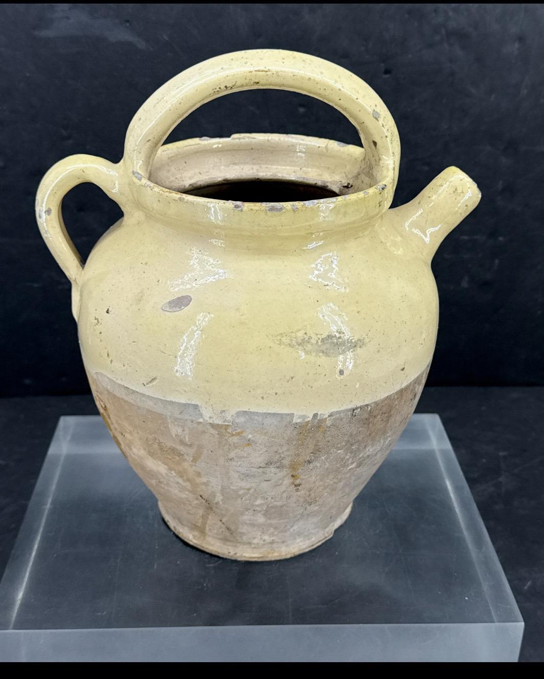Charmante pièce de poterie authentique de Provence. Jarre à eau magnifiquement usée par les intempéries et d'une étonnante couleur jaune glacée. Les imperfections permettent d'authentifier cette cruche à eau de France.