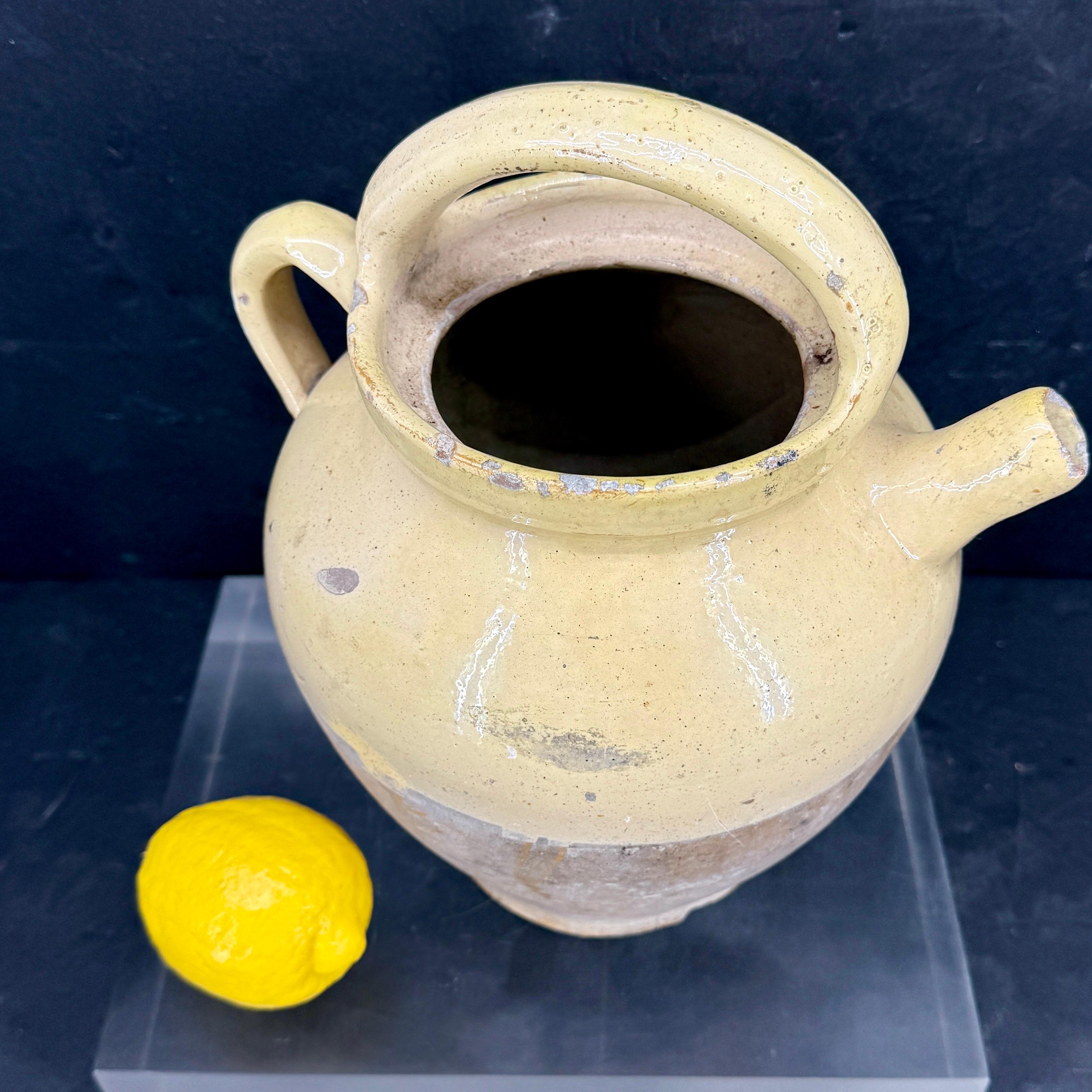 Français A.C.I.C. Jauge à eau en céramique jaune avec anse en vente