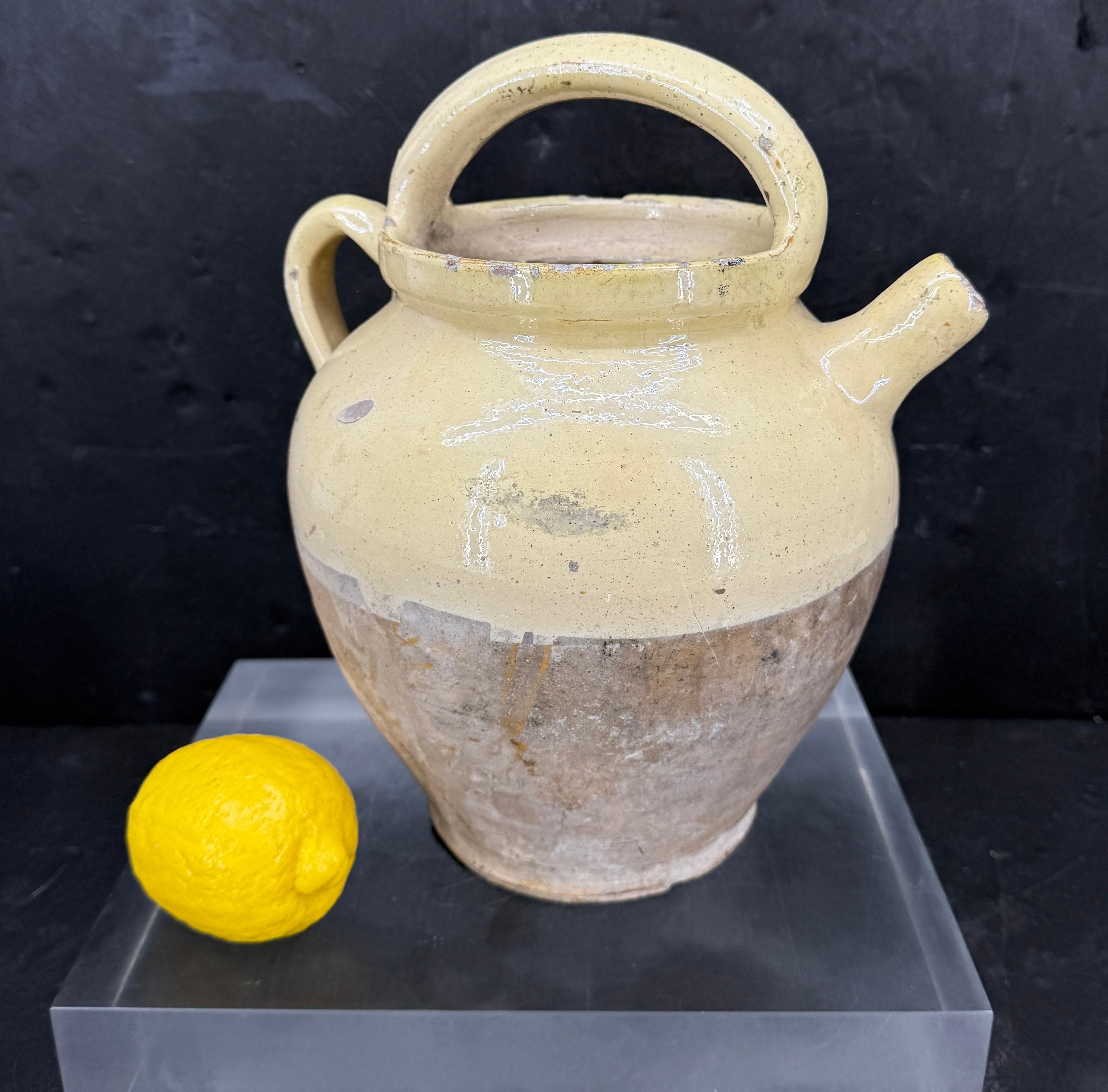 Vernissé A.C.I.C. Jauge à eau en céramique jaune avec anse en vente