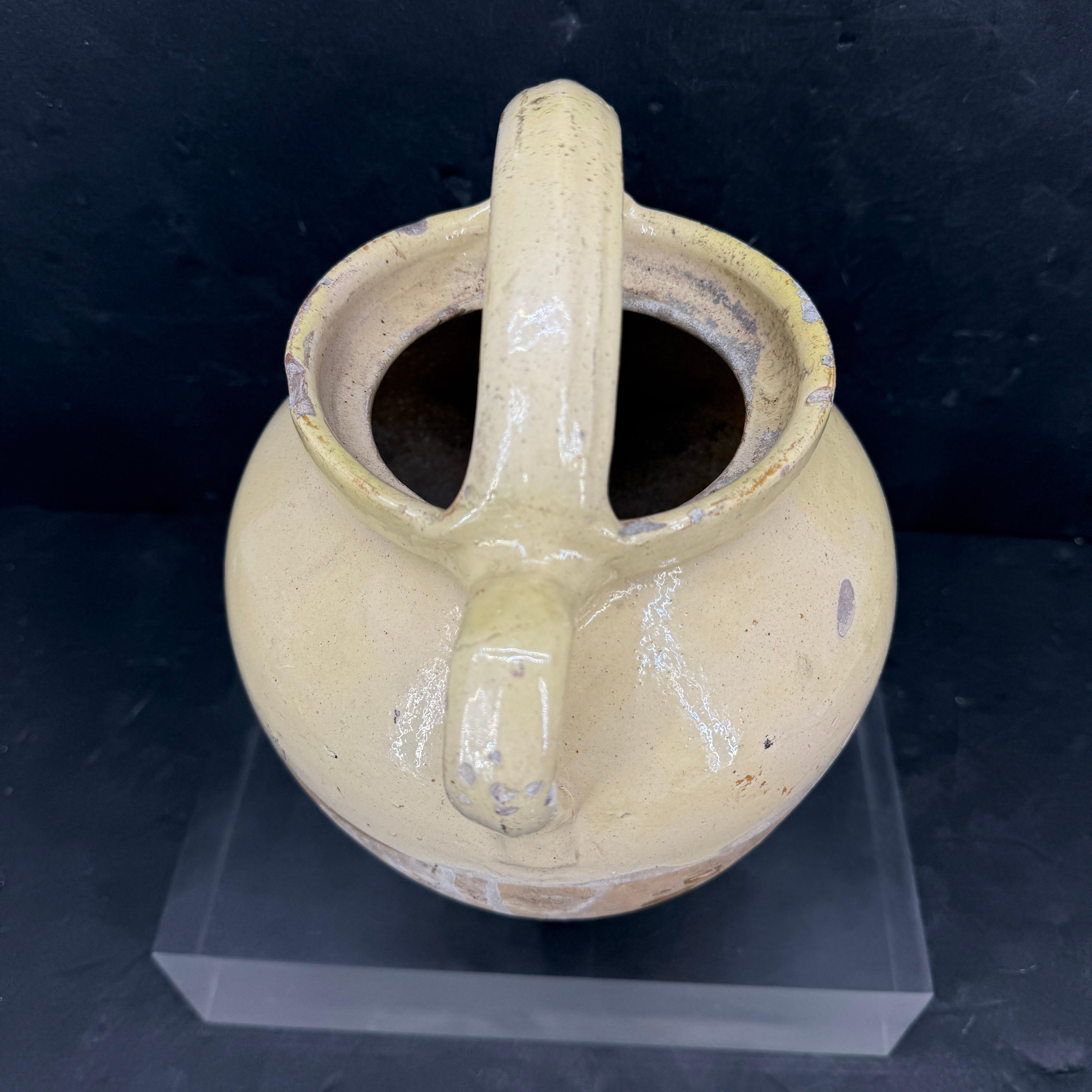 Céramique A.C.I.C. Jauge à eau en céramique jaune avec anse en vente