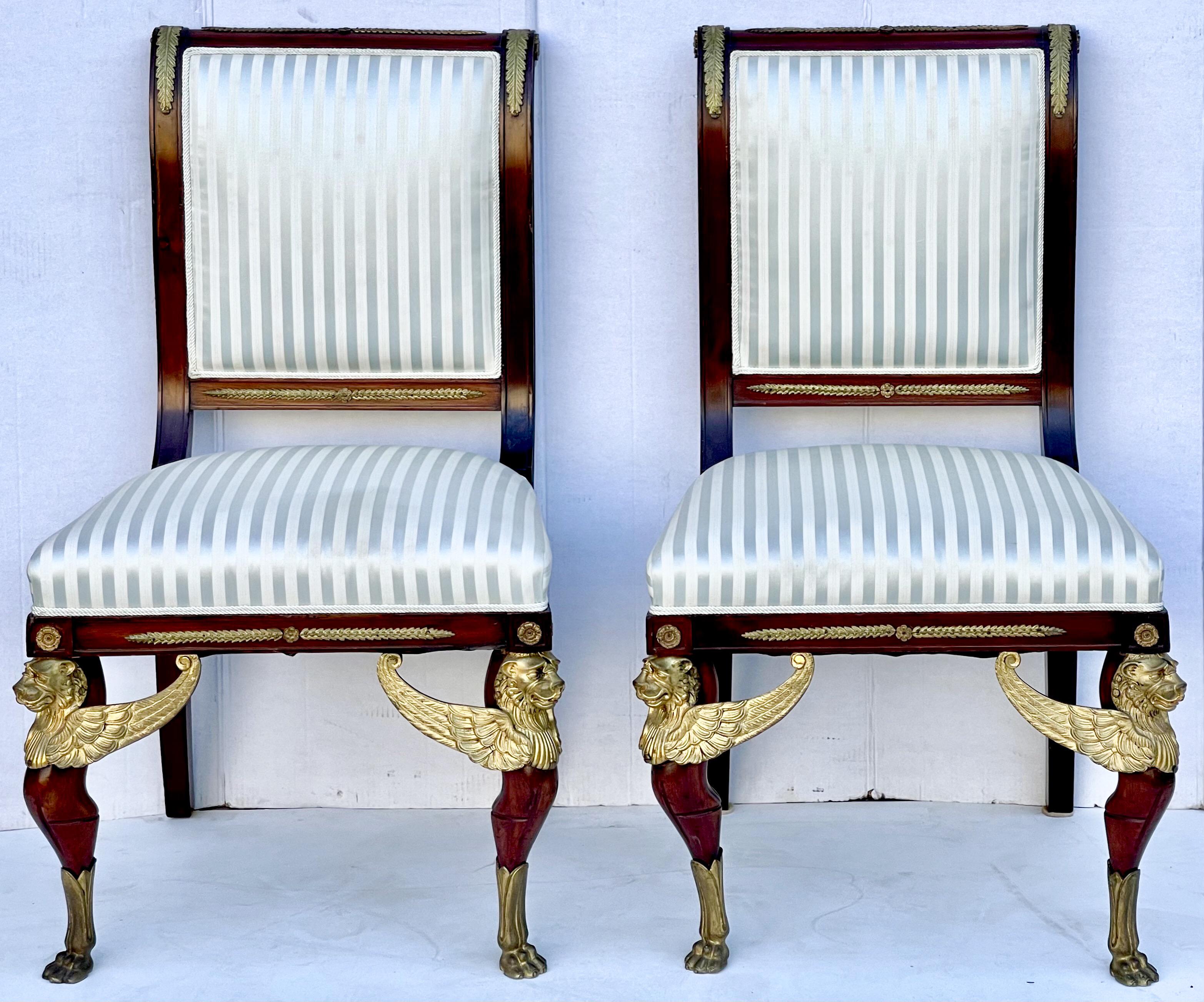 Es handelt sich um ein Paar französischer Empire-Beistellstühle aus Mahagoni des späten 19. Jahrhunderts mit vergoldeten Bronzebeschlägen. Beachten Sie die Griffe an den Beinen! Der Stoff scheint aus Seide zu sein. Es ist im Vintage-Stil und in sehr