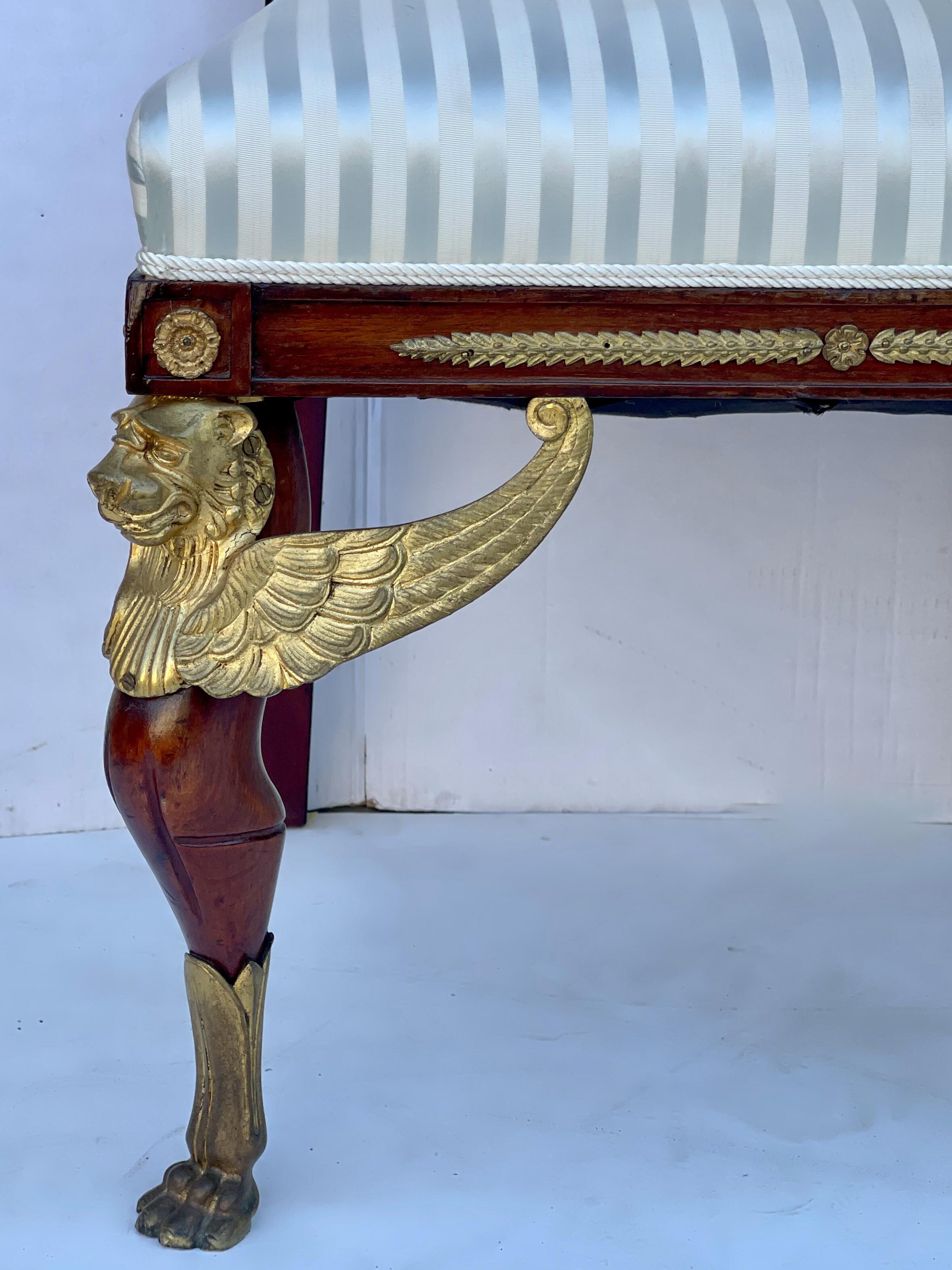 Européen Fin du XIXe siècle. Paire de chaises d'appoint Empire françaises en acajou et bronze doré en vente