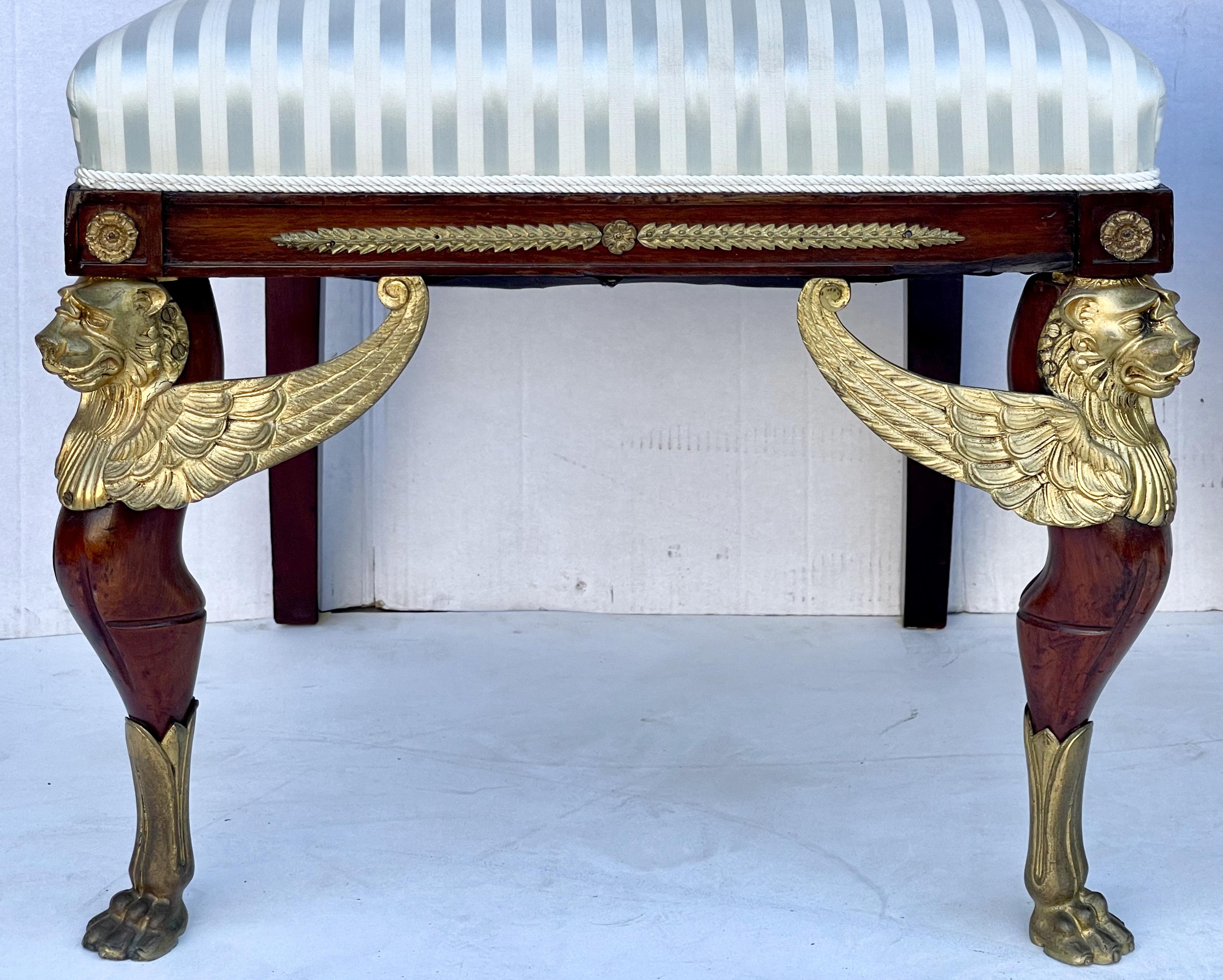 Ende 19. Jh. Beistellstühle aus vergoldeter Bronze aus Mahagoni im französischen Empire-Stil, Paar  im Angebot 1