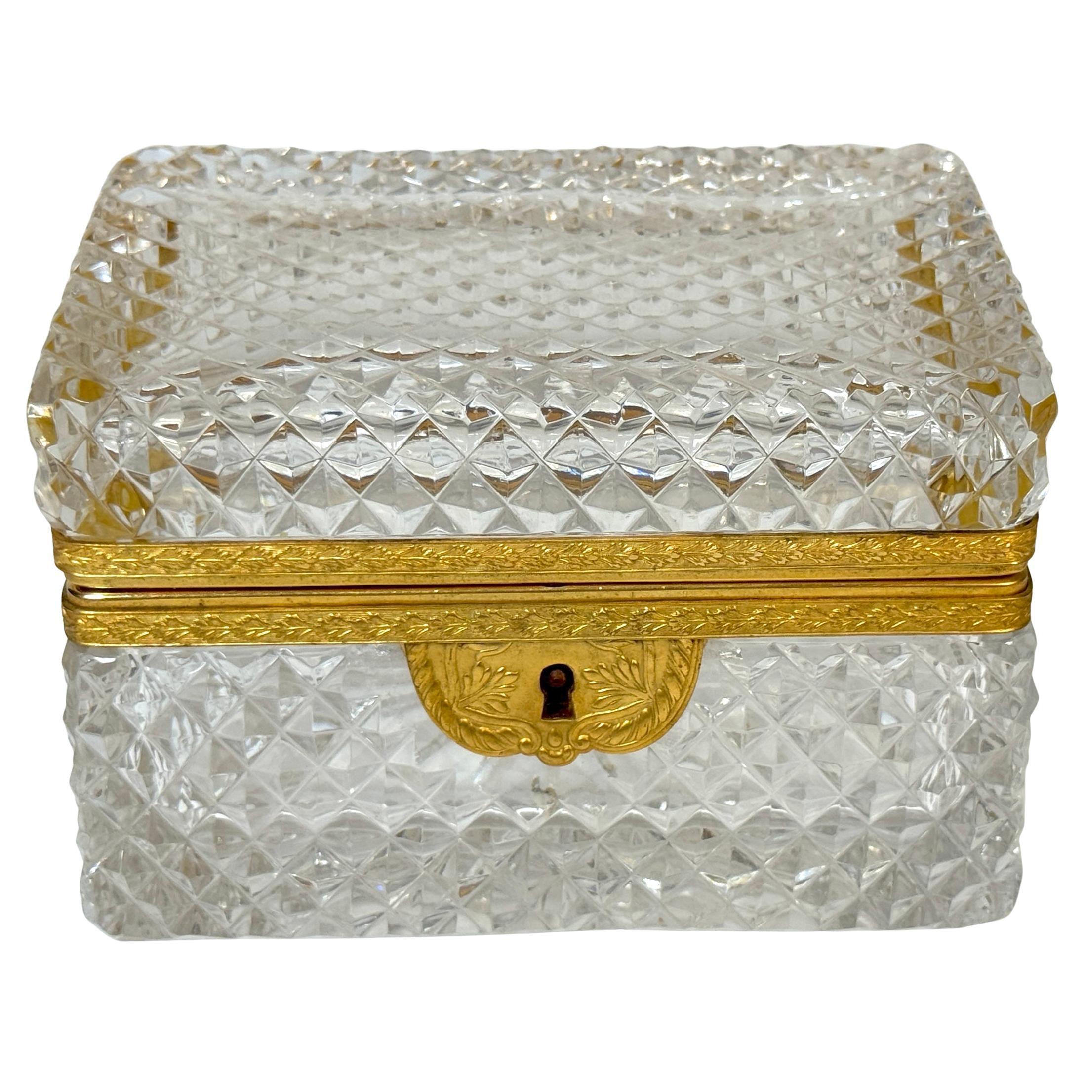 Caja de sobremesa francesa de vidrio tallado, dorada al fuego, de finales del siglo XIX, atribuida a Baccarat