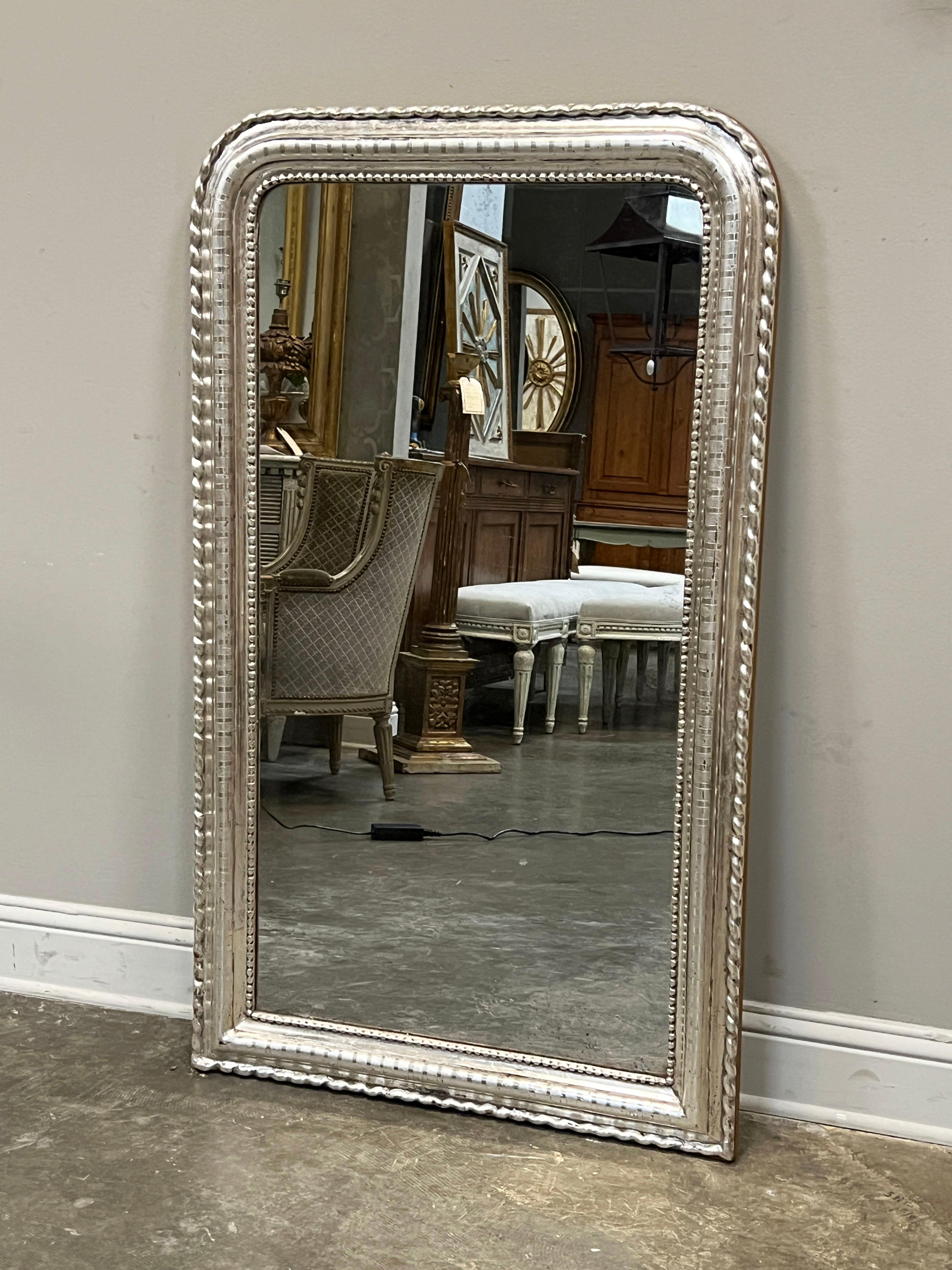 Beautiful Louis Philippe style mirror in silver gilt. The mirror has a moulded frame with horizontal etchings, gloss on matte. The frame is surrounded with a 