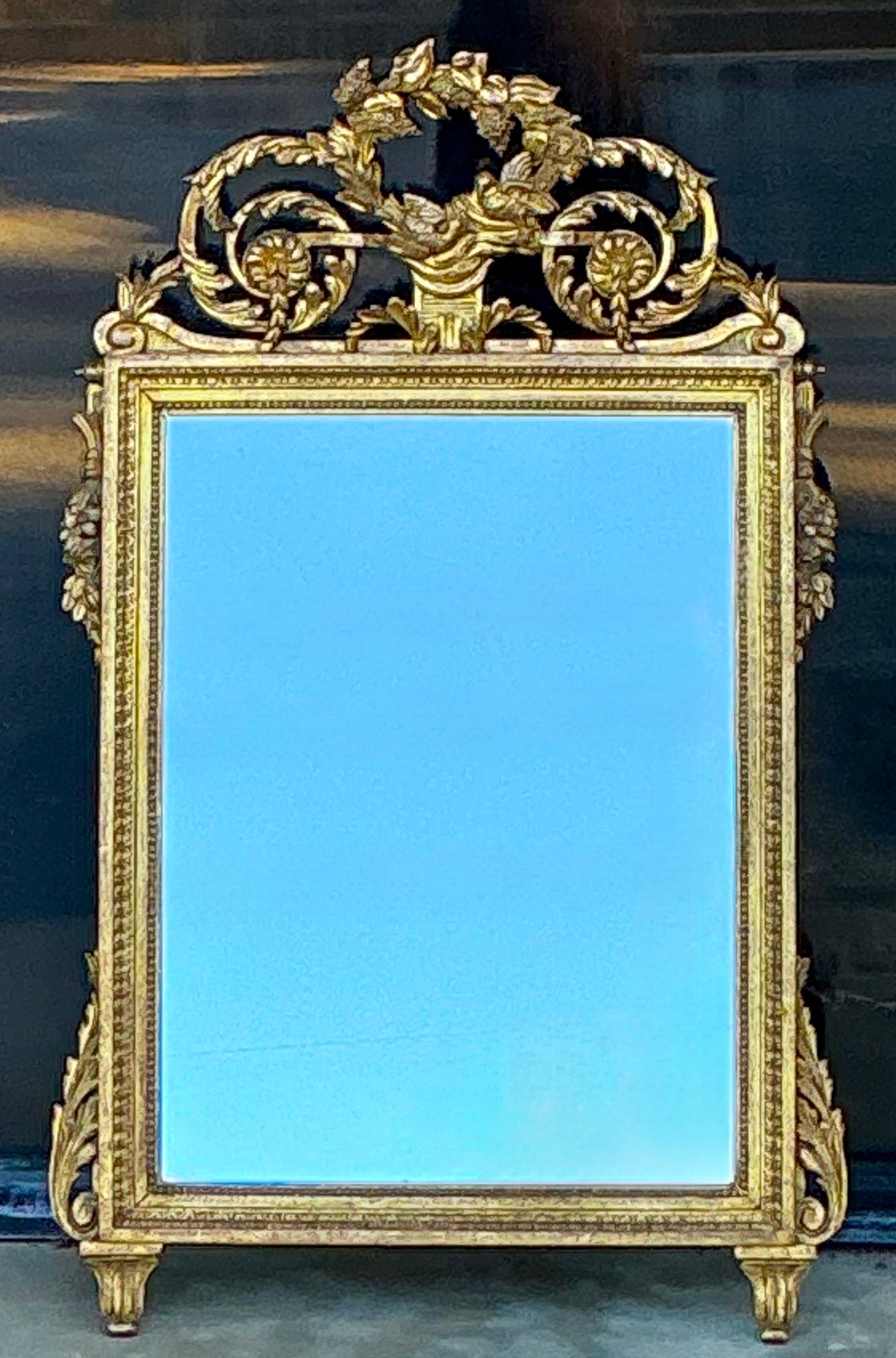 Francese Fine del XIX secolo. Specchio francese in legno dorato intagliato in stile Luigi XIV con uccelli in vendita