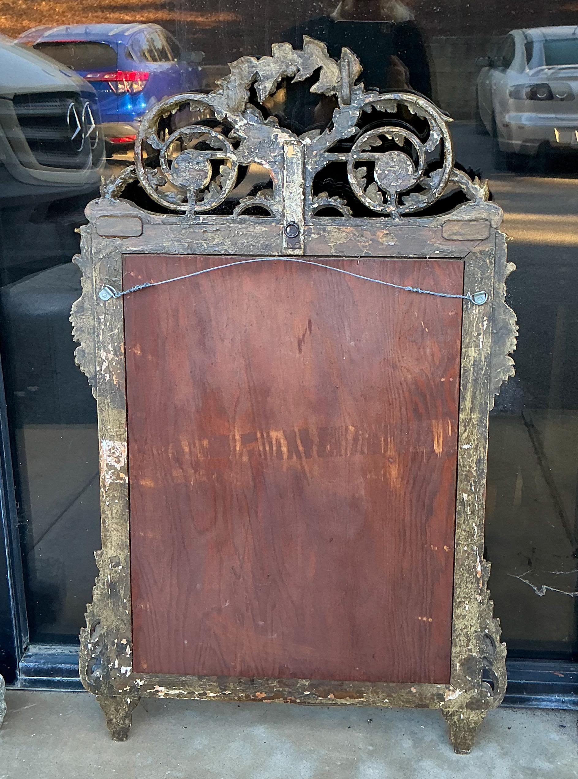 Fine del XIX secolo. Specchio francese in legno dorato intagliato in stile Luigi XIV con uccelli In condizioni buone in vendita a Kennesaw, GA