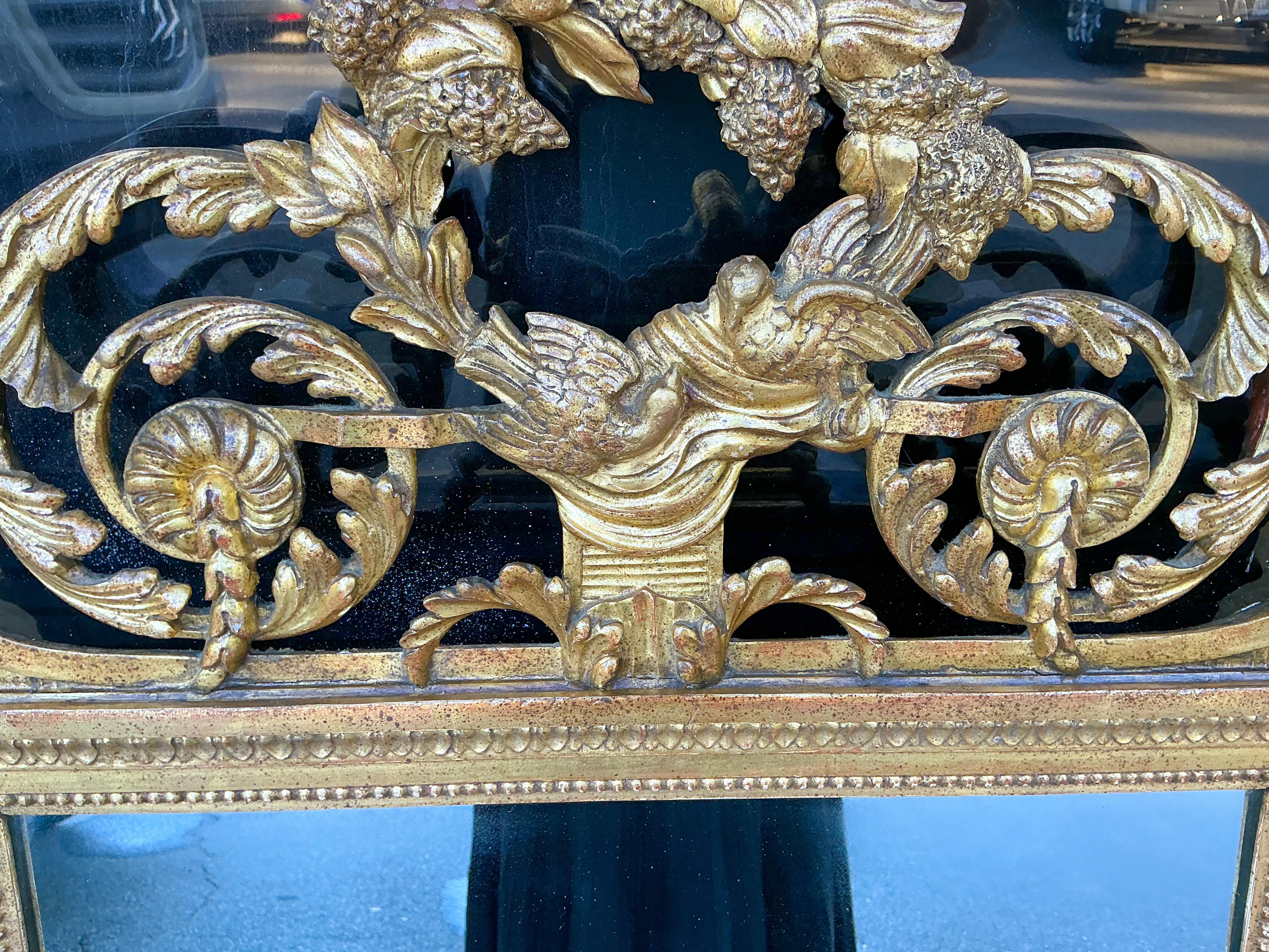 Fine del XIX secolo. Specchio francese in legno dorato intagliato in stile Luigi XIV con uccelli in vendita 1