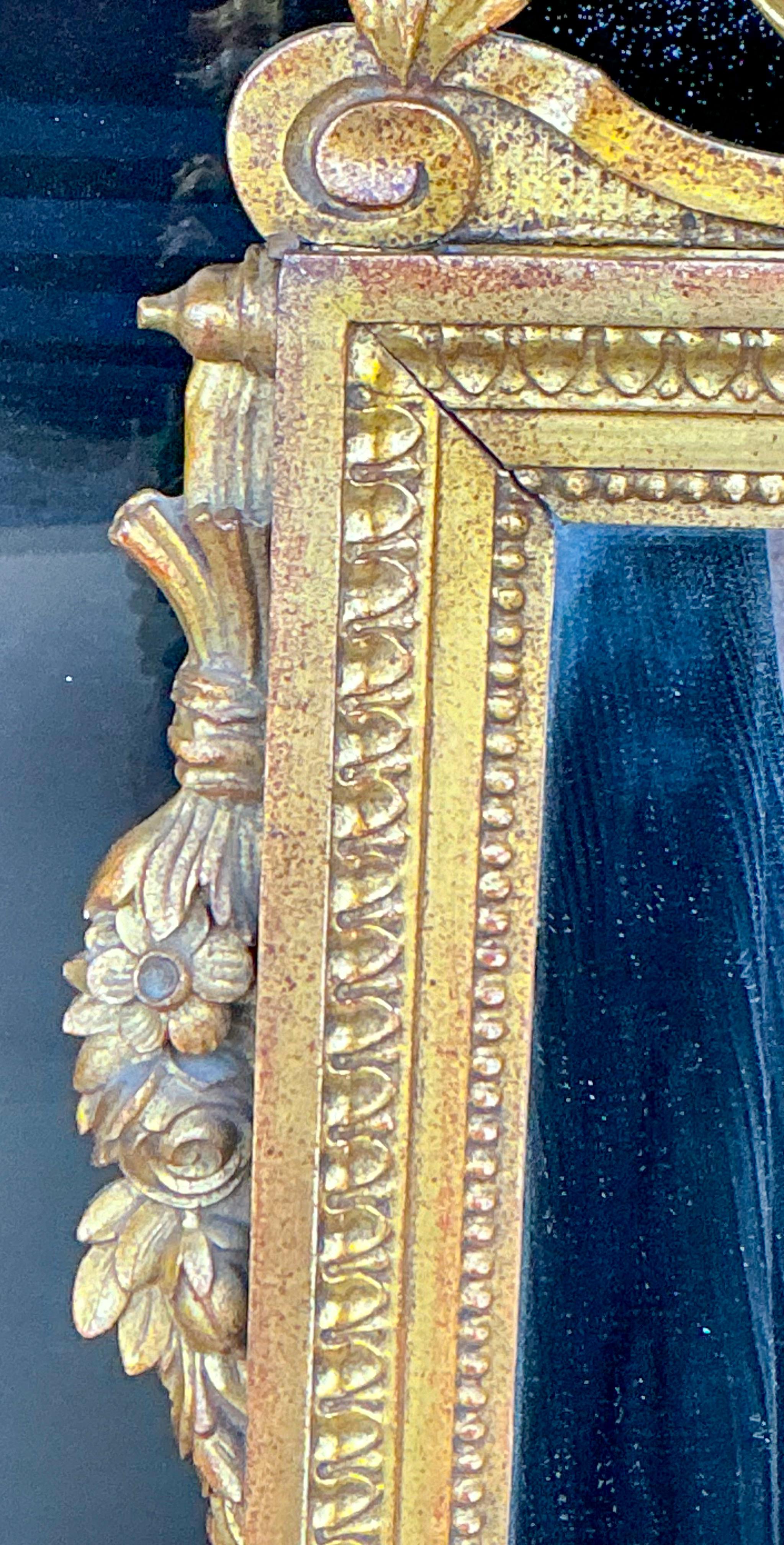 Fine del XIX secolo. Specchio francese in legno dorato intagliato in stile Luigi XIV con uccelli in vendita 3