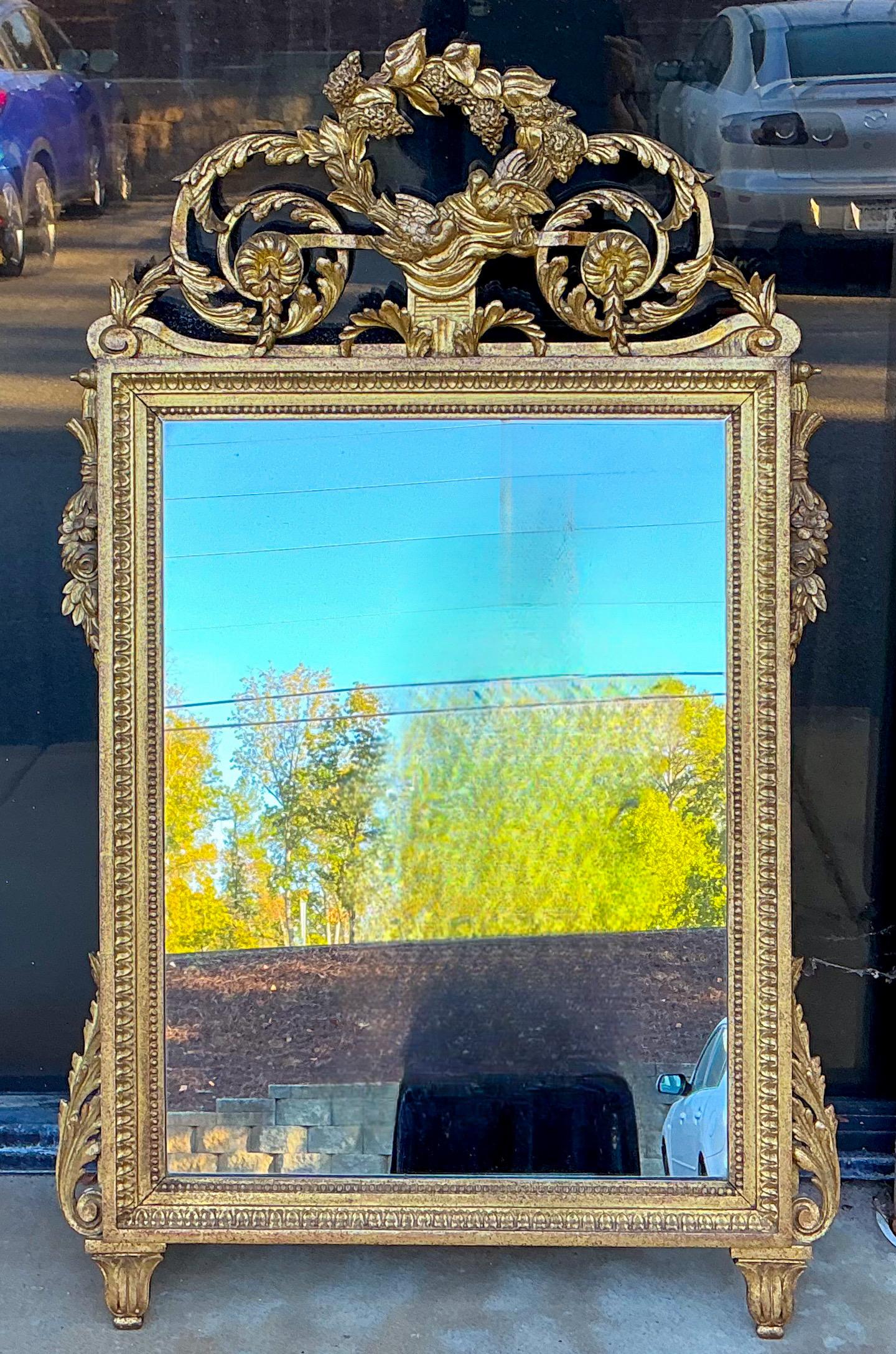 Fine del XIX secolo. Specchio francese in legno dorato intagliato in stile Luigi XIV con uccelli in vendita 4